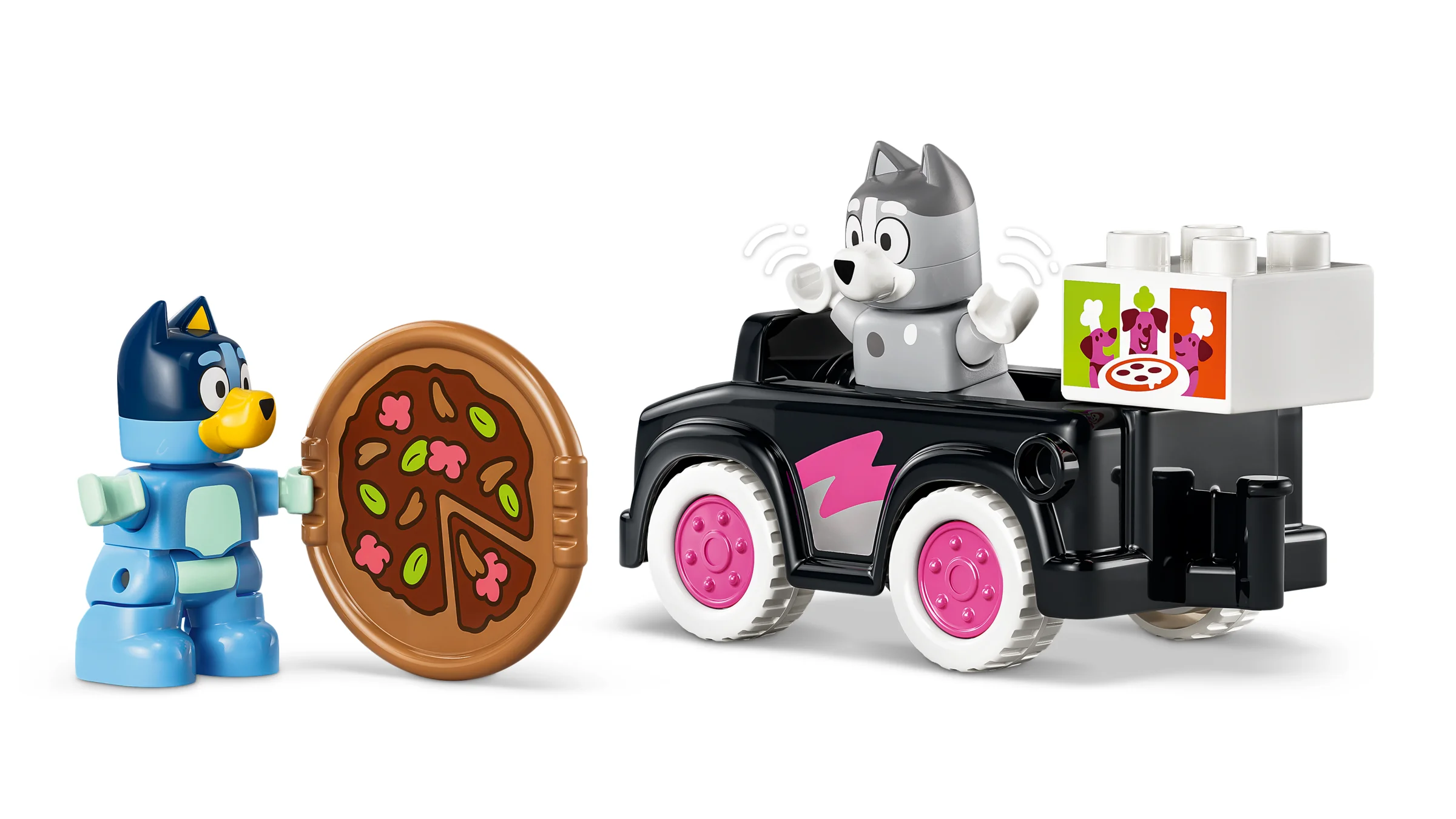 Imagine cu setul DUPLO 10469, cu Bluey, o pizza mare și o mașină neagră cu detalii roz.