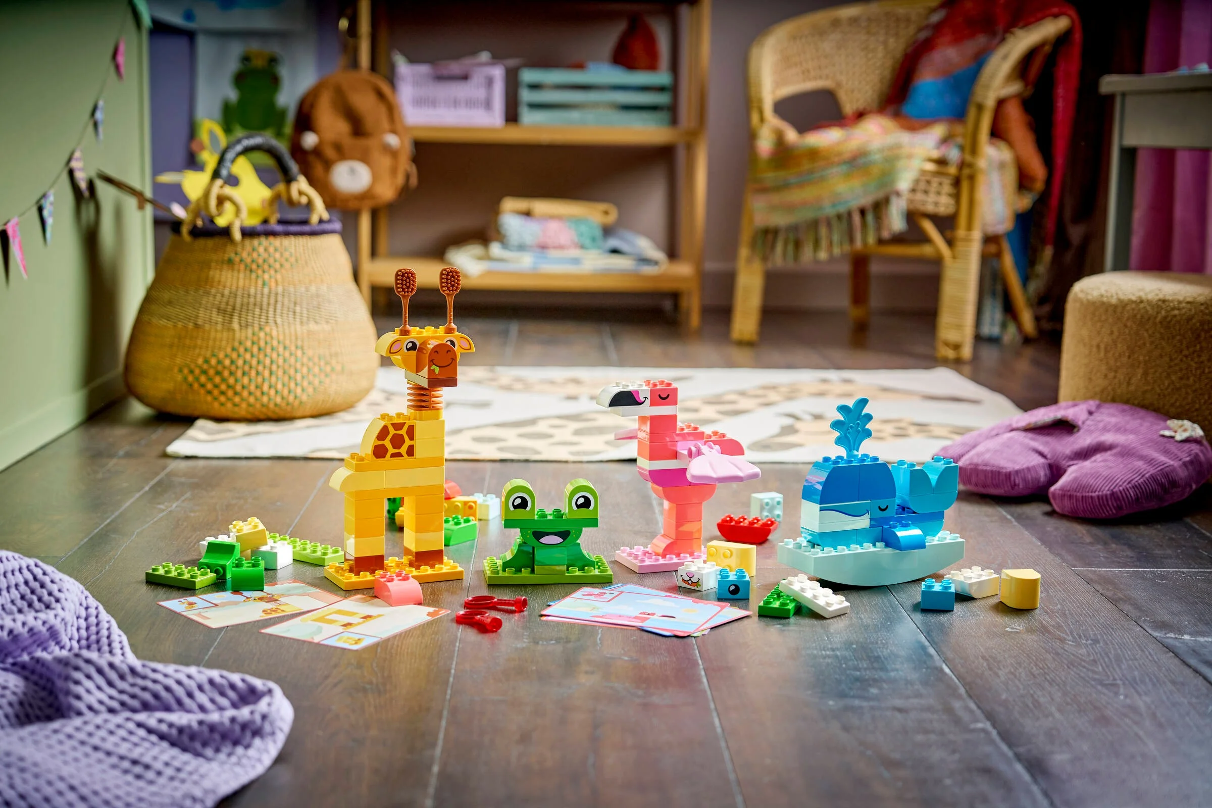Imagine cu animale construite din LEGO DUPLO 10472, incluzând girafă, broască, flamingo și balenă.