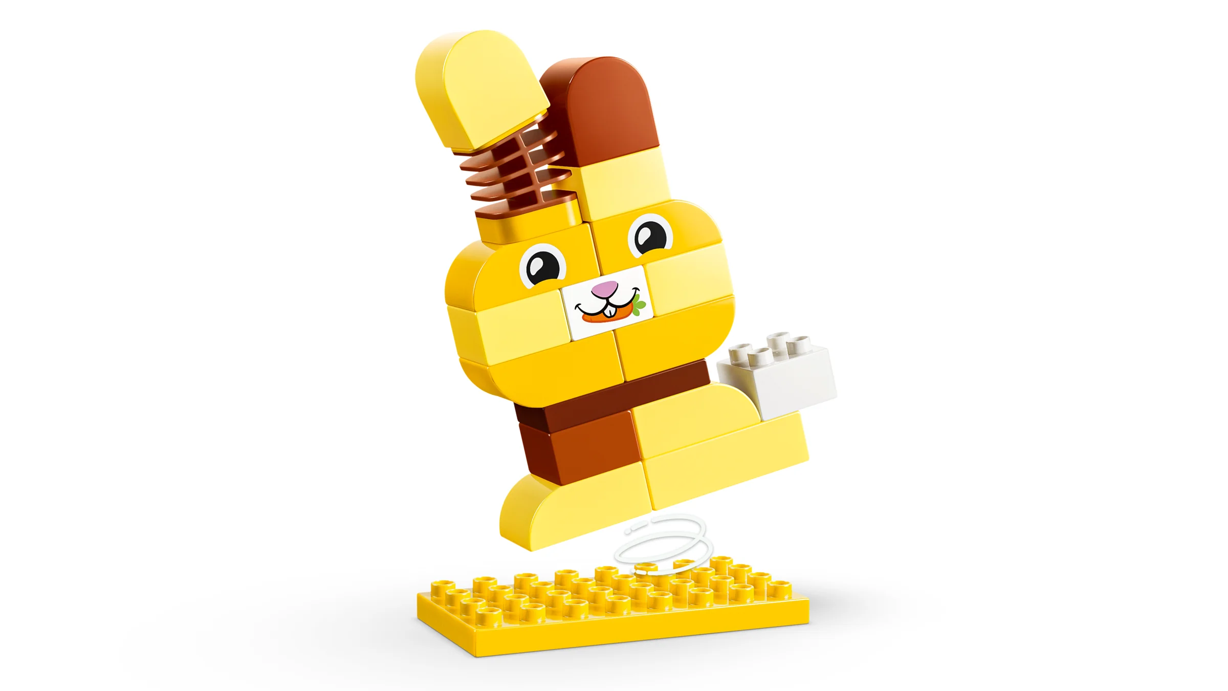 Imagine cu un iepuraș LEGO DUPLO galben, construit pe o placă galbenă cu arc. Jucărie interactivă, distractivă.