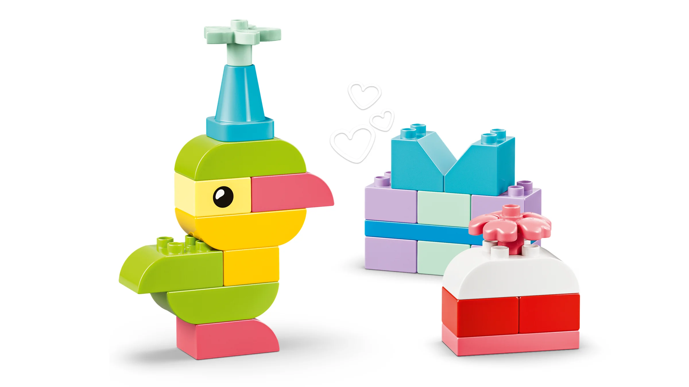 Imagine cu un păsărui, o construcție și o prăjitură realizate din piese LEGO DUPLO colorate.