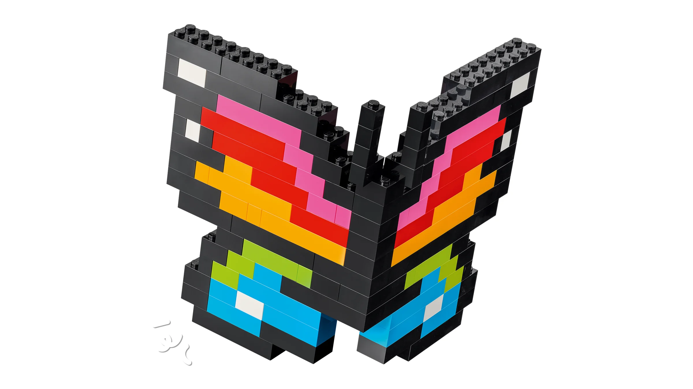 O imagine cu un fluture LEGO colorat, construit din cărămizi, pe fundal alb.