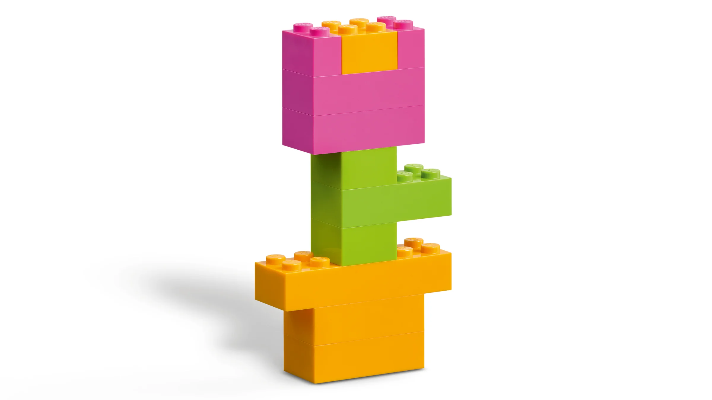 Model simplu LEGO: o floare colorată construită din cărămizi roz, galbene și verzi.