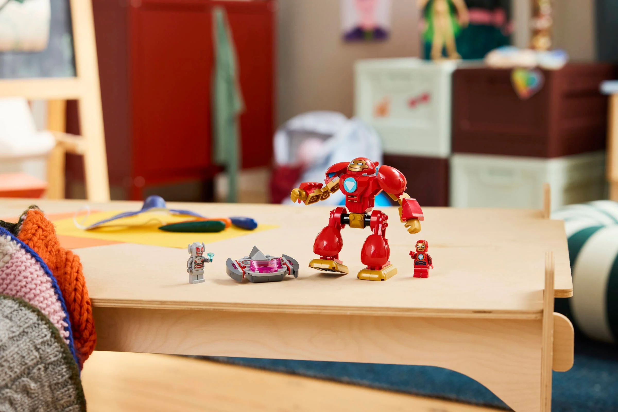 Setul Lego 11209 Ultron contra Iron Man, cu minifigurine și vehiculul lui Ultron.