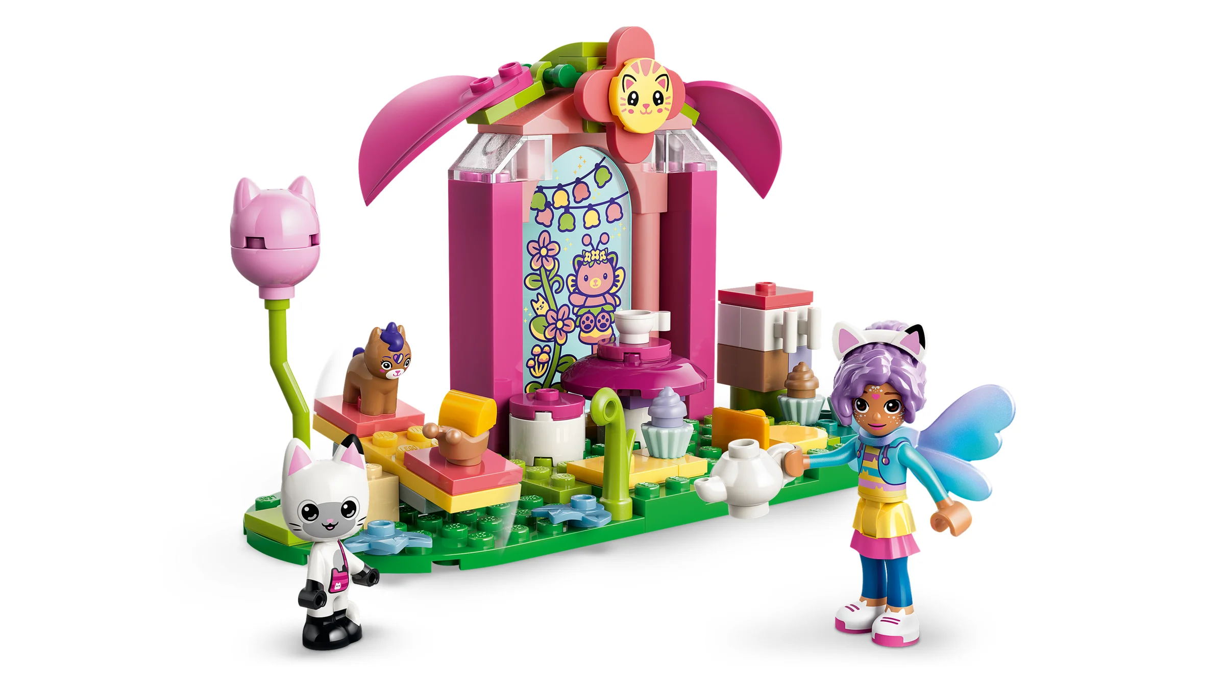 Imagine cu setul LEGO Gabby's Dollhouse 11214, cu o scenă de petrecere cu zâne și ceai.