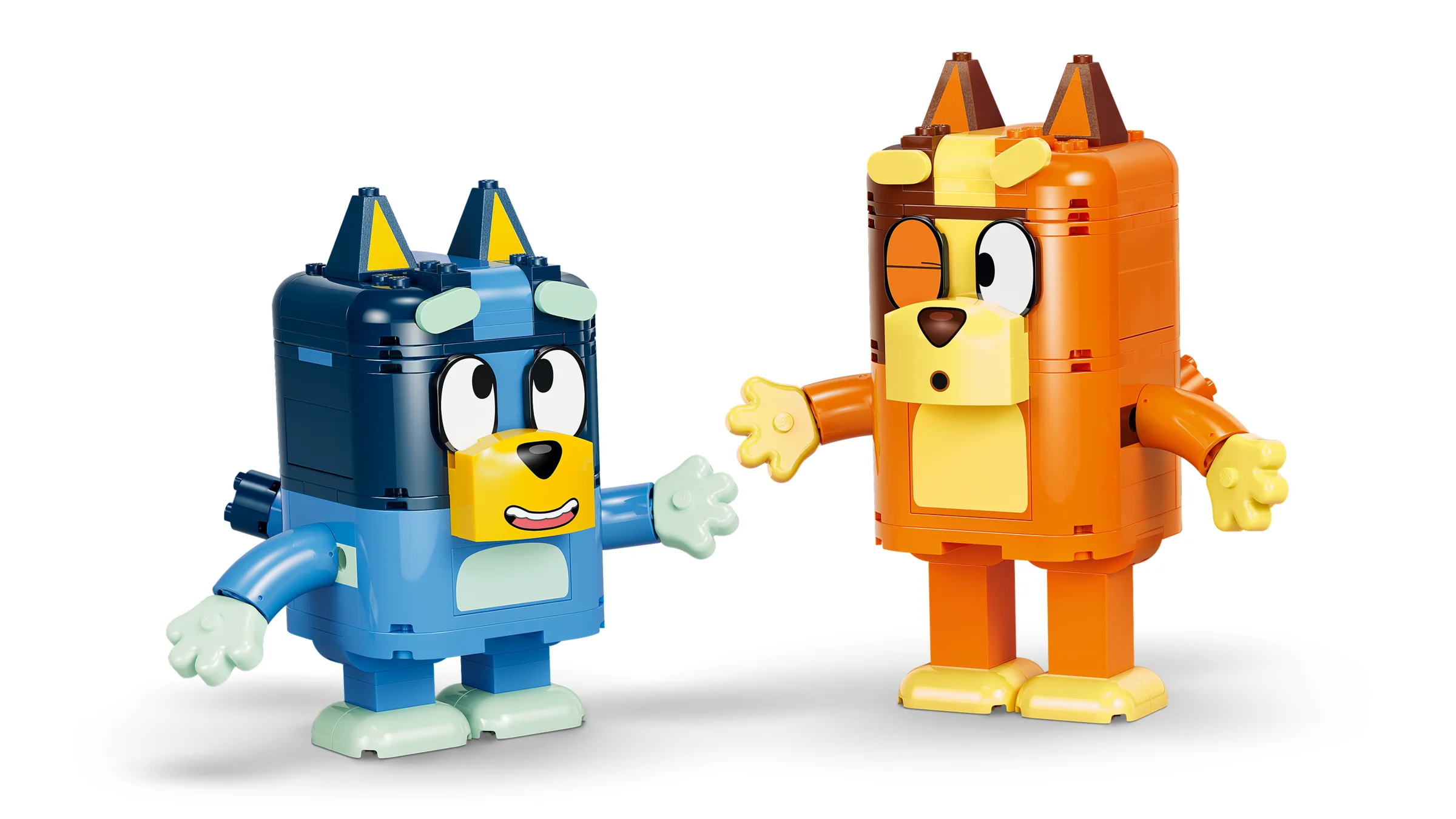 Imagine cu Bluey și Bingo construite din cărămizi LEGO. Sunt drăguțe și colorate.