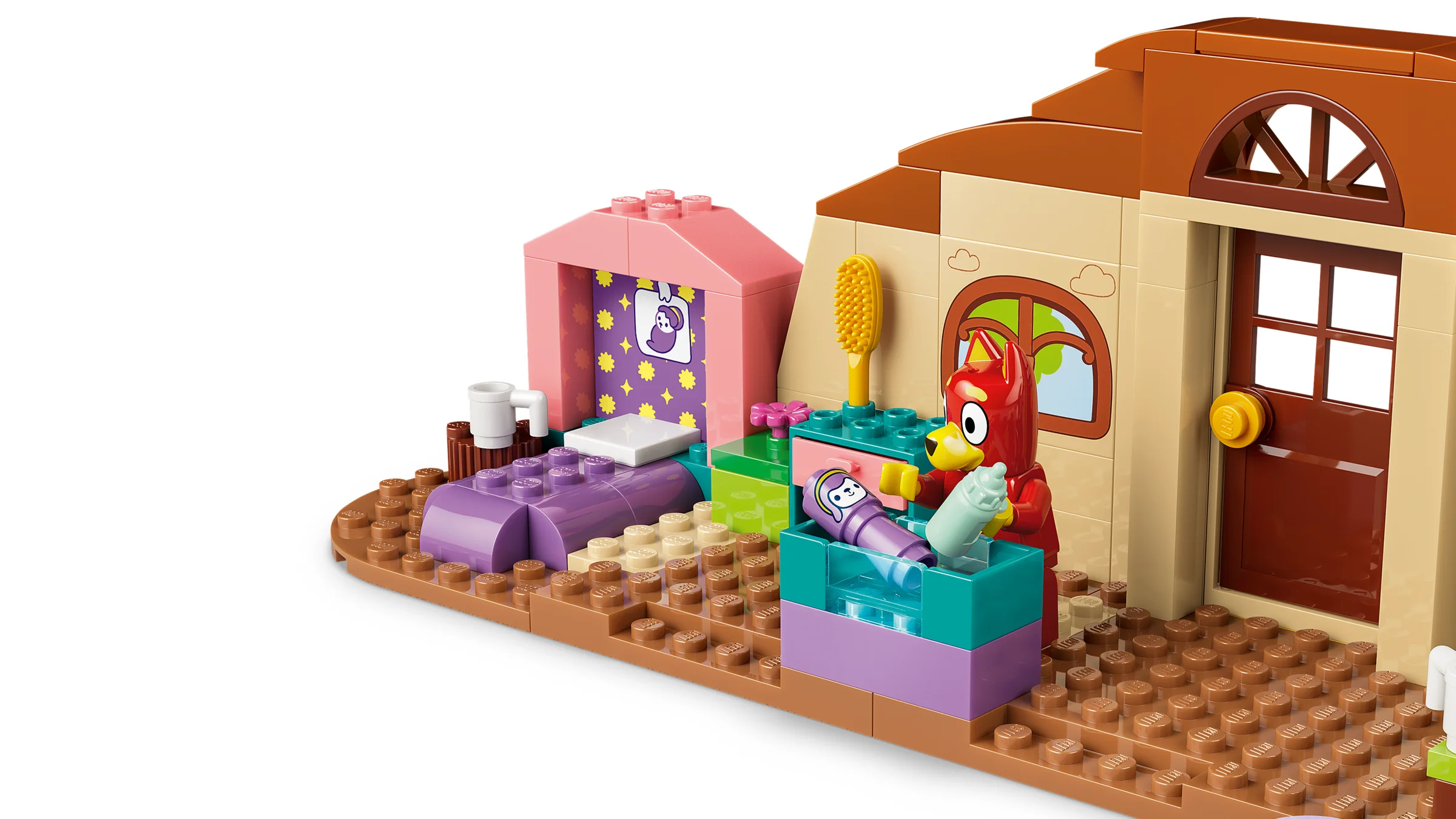 Prim-plan cu setul LEGO Bluey, cu o figurină Rusty și detalii din casă.