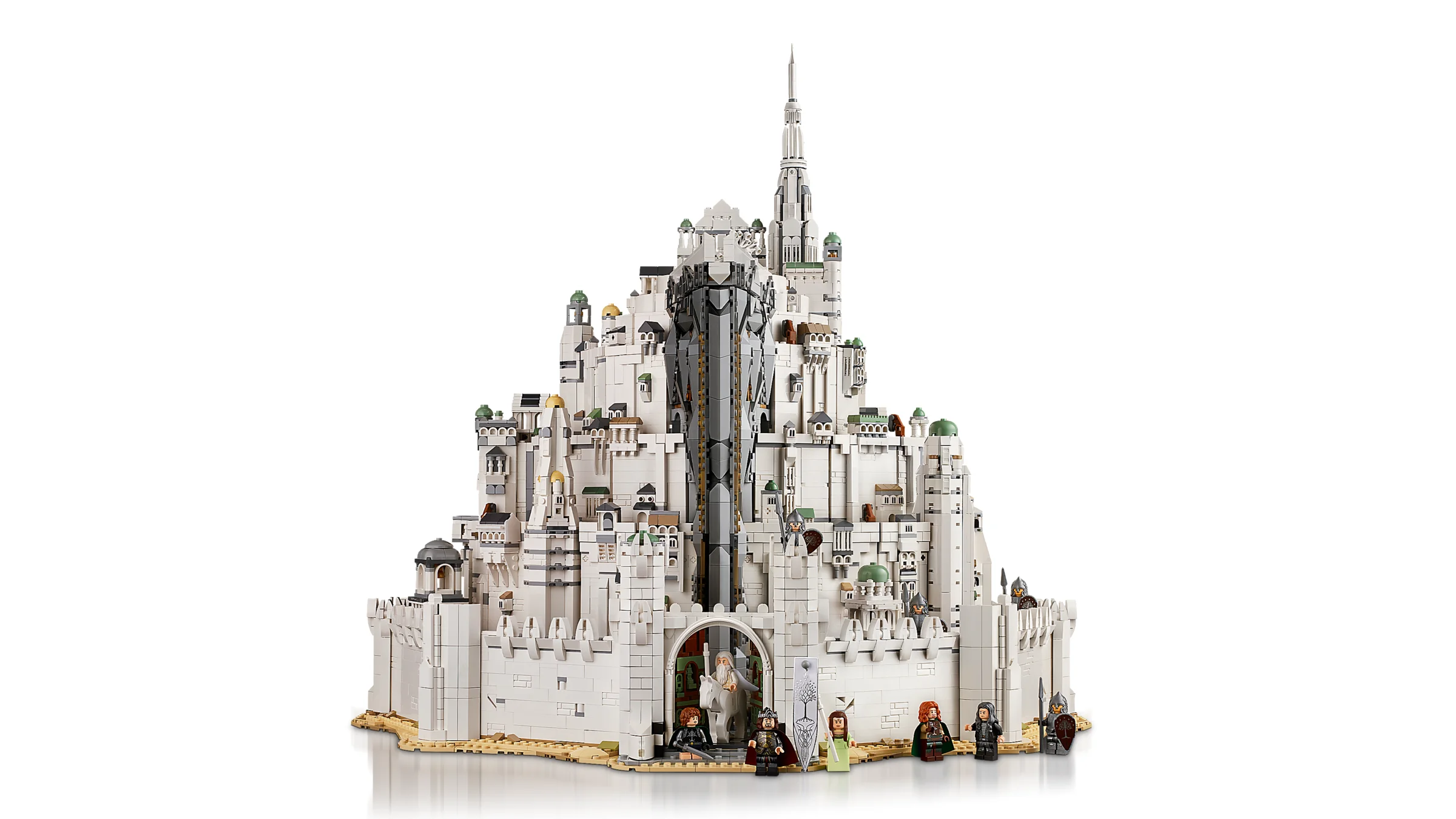 Imagine cu modelul LEGO Minas Tirith asamblat, complex și detaliat. Macheta conține minifigurine.