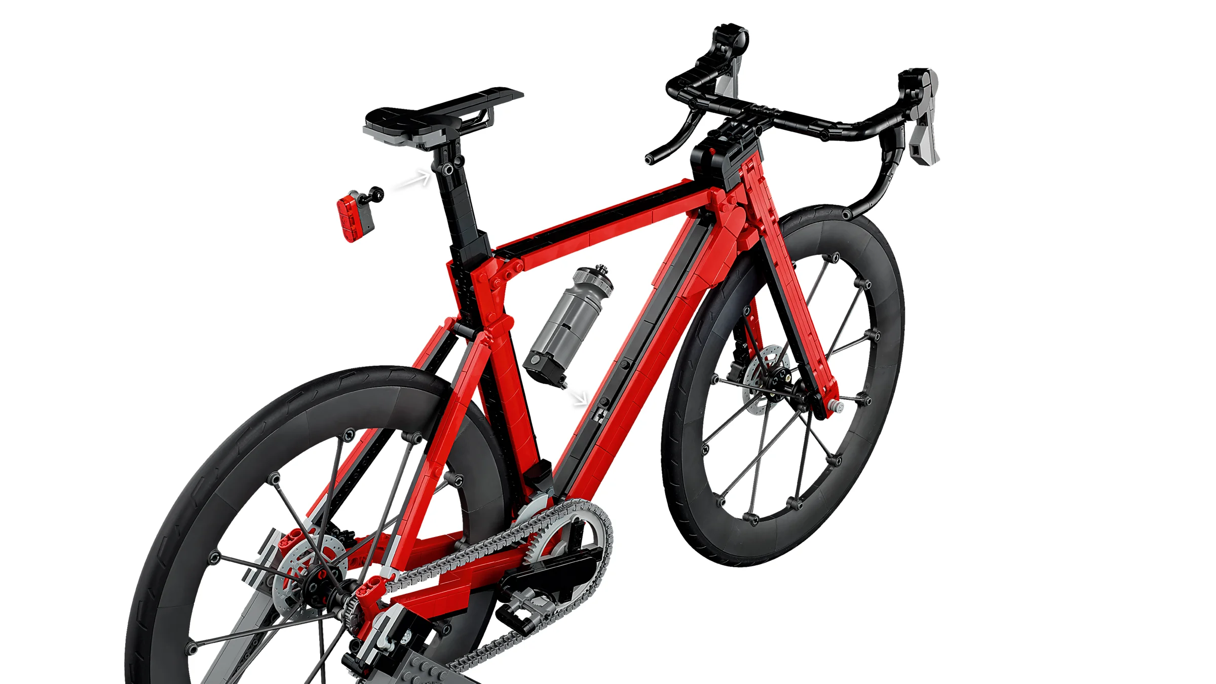O bicicletă de curse roșie LEGO, cu detalii realiste, inclusiv bidon și stop spate. Model complex.