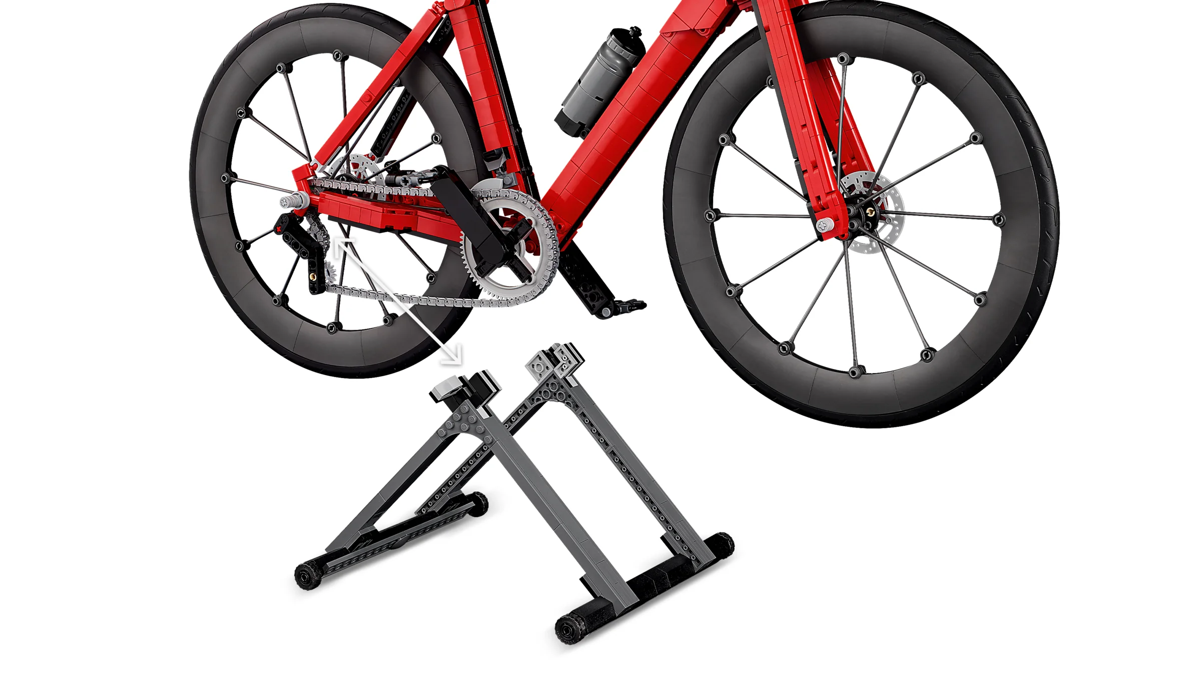 Imagine detaliată cu bicicleta roșie LEGO și suportul inclus, prezentând finisajele și designul.