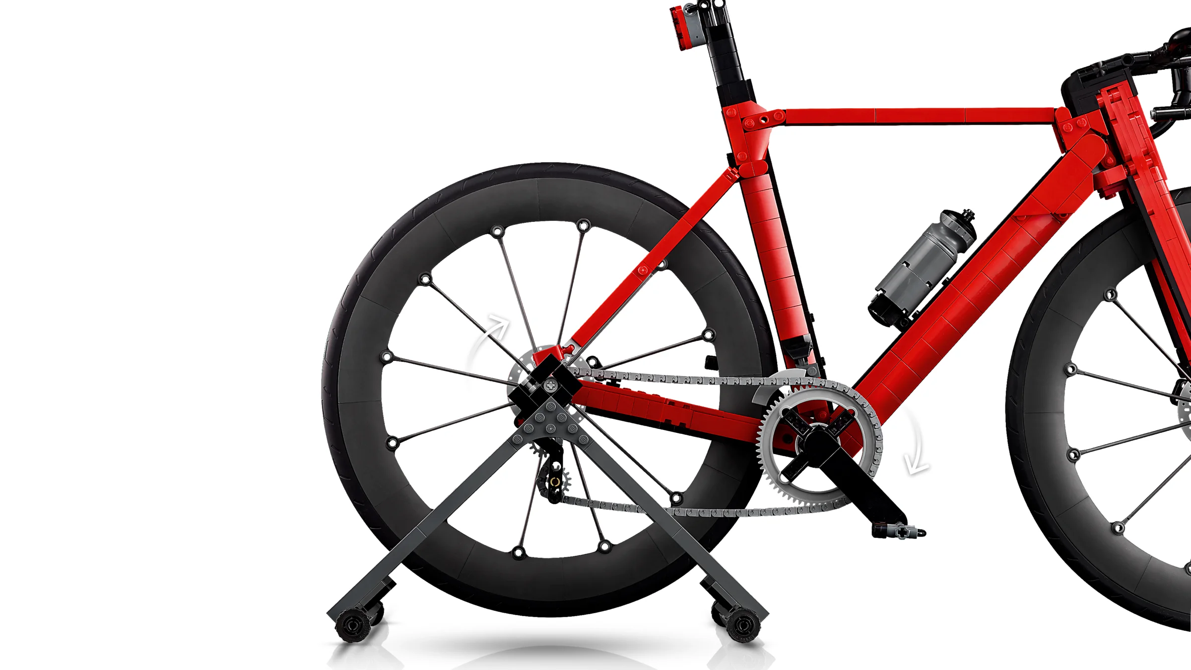 Imagine detaliată a bicicletei LEGO, cu focus pe roți și mecanisme. Design atractiv.