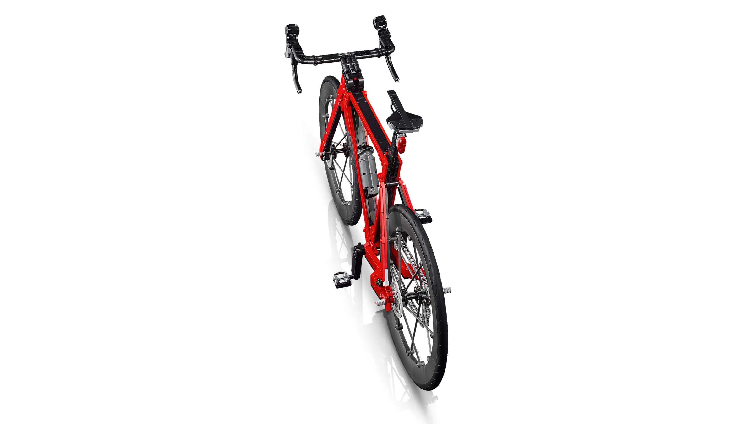 Imagine detaliată a bicicletei LEGO, roșie cu accente negre, văzută din spate și de sus.