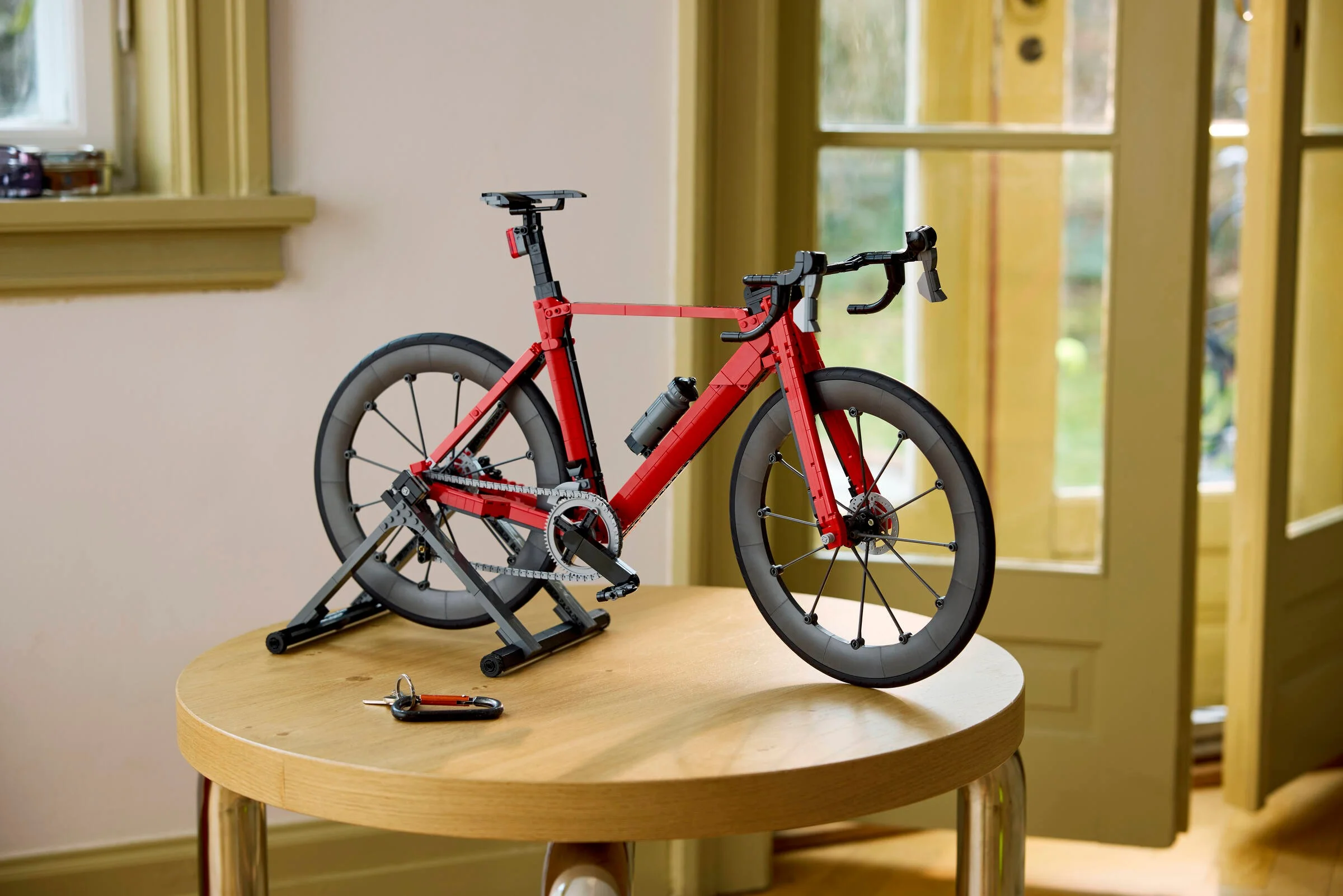 Imagine detaliată a bicicletei de șosea LEGO pe un stativ, fundal estompat.