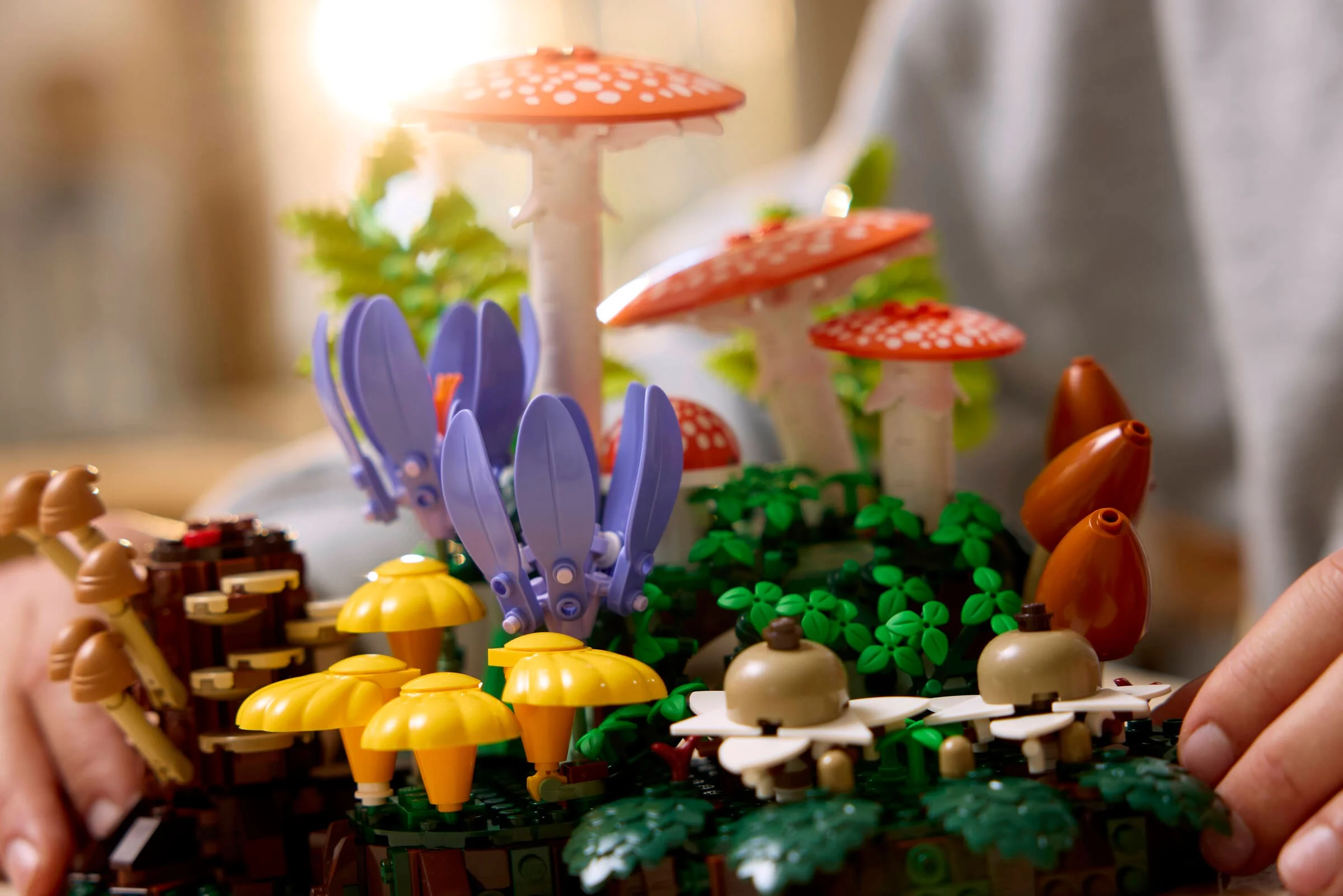 O imagine detaliată cu modelul LEGO Woodland Mushrooms, cu diverse tipuri de ciuperci și flori construite.
