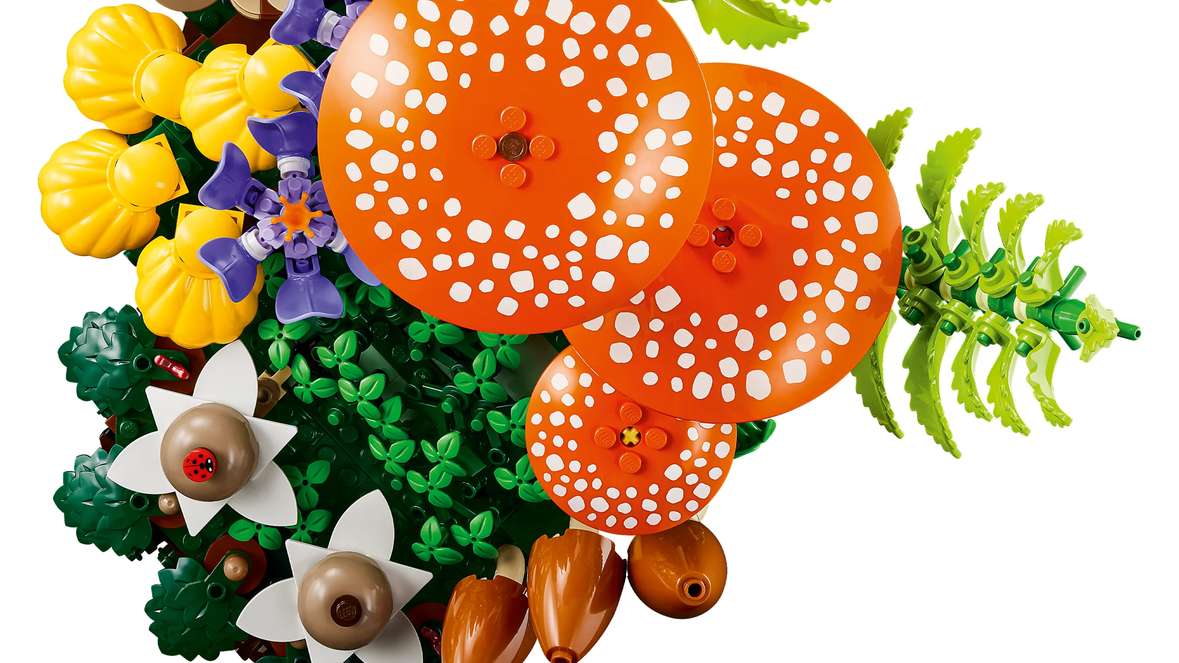 Prim-plan cu un buchet de ciuperci și flori LEGO colorate. Detalii fine ale construcției.