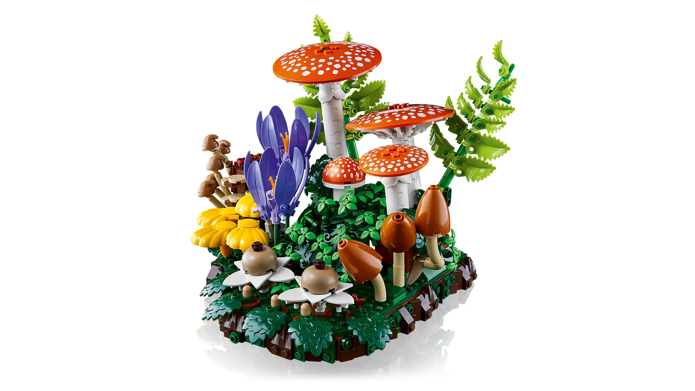 Imagine cu setul LEGO 11505, Ciuperci de Pădure, arătând diverse tipuri de ciuperci și plante construite din cărămizi LEGO.