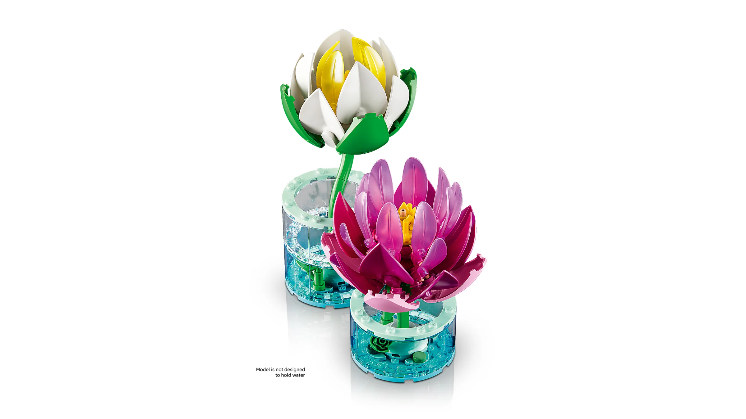 Două nuferi LEGO arată detaliile florale și bazele lor construite din cărămizi transparente.