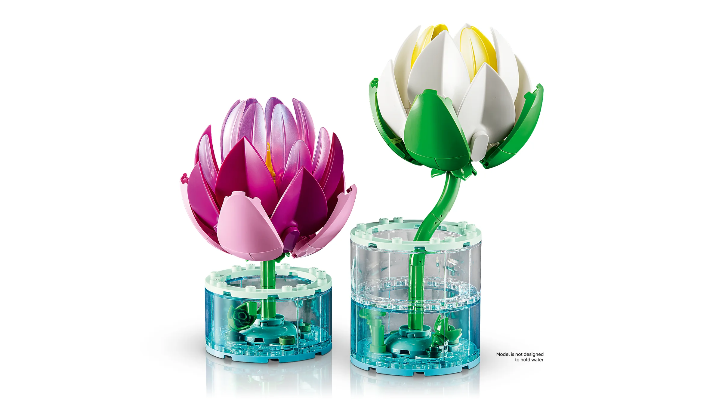Prezentare cu două flori de nufăr LEGO, roz și alb, în vase transparente. Arată detalii ale construcției.