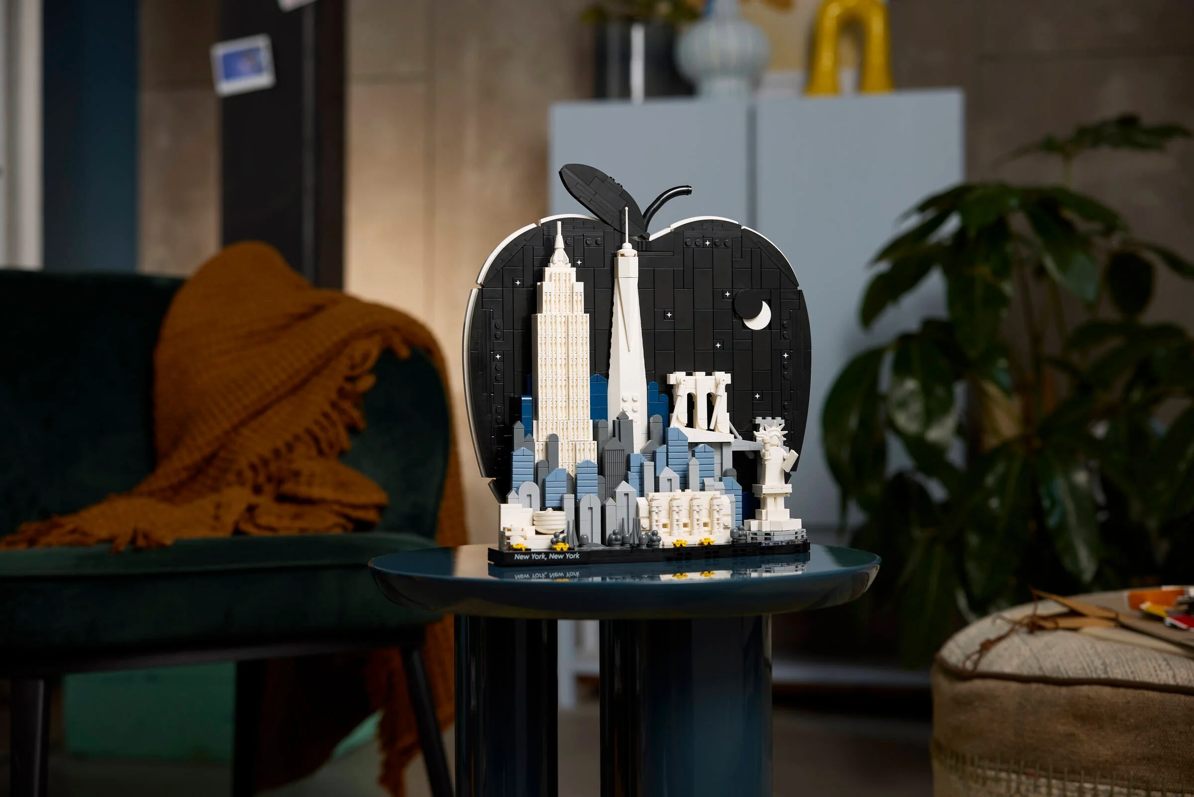 O imagine a setului LEGO Arhitectură 21066, un omagiu adus New York-ului, în formă de măr.
