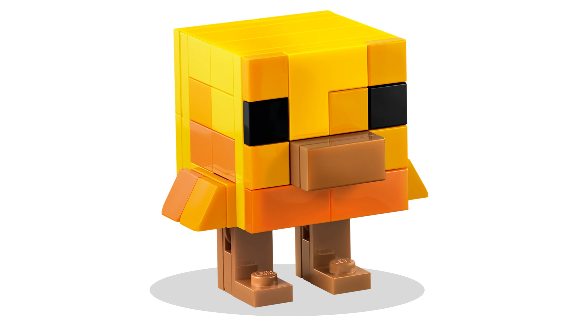 Model LEGO Minecraft cu un pui pixelat, galben și maro. Design cubist specific jocului.