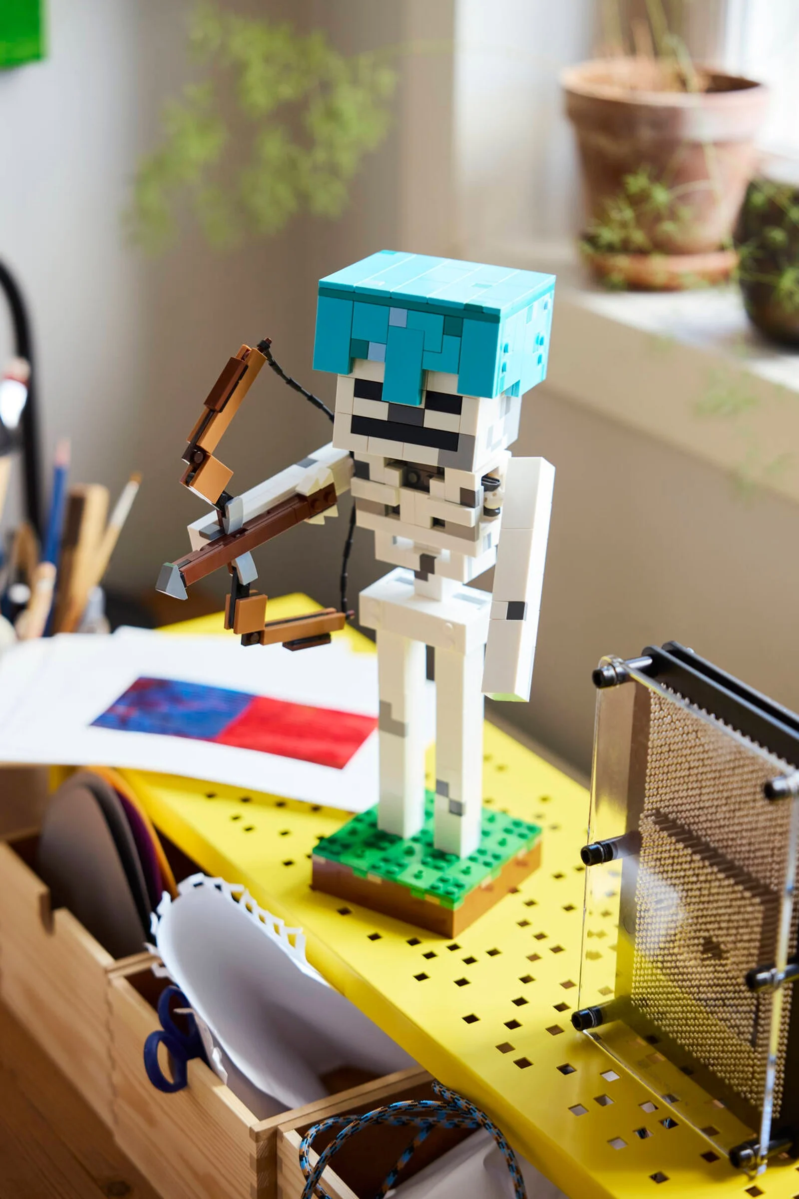 Prezentare artistică a scheletului LEGO Minecraft, cu un fundal creativ și luminos.
