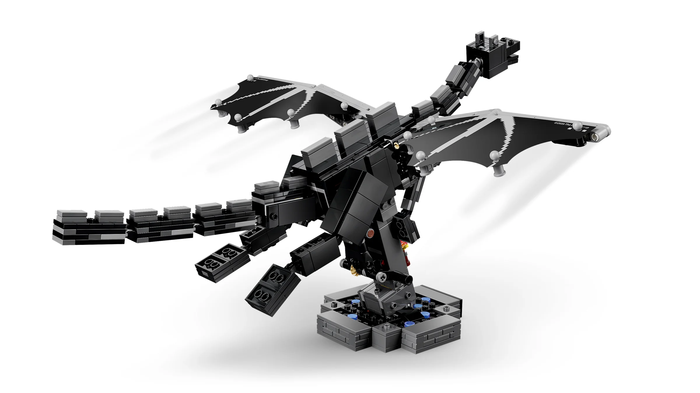 Imagine cu Dragonul Ender LEGO Minecraft, cu aripile desfăcute și coada lungă.