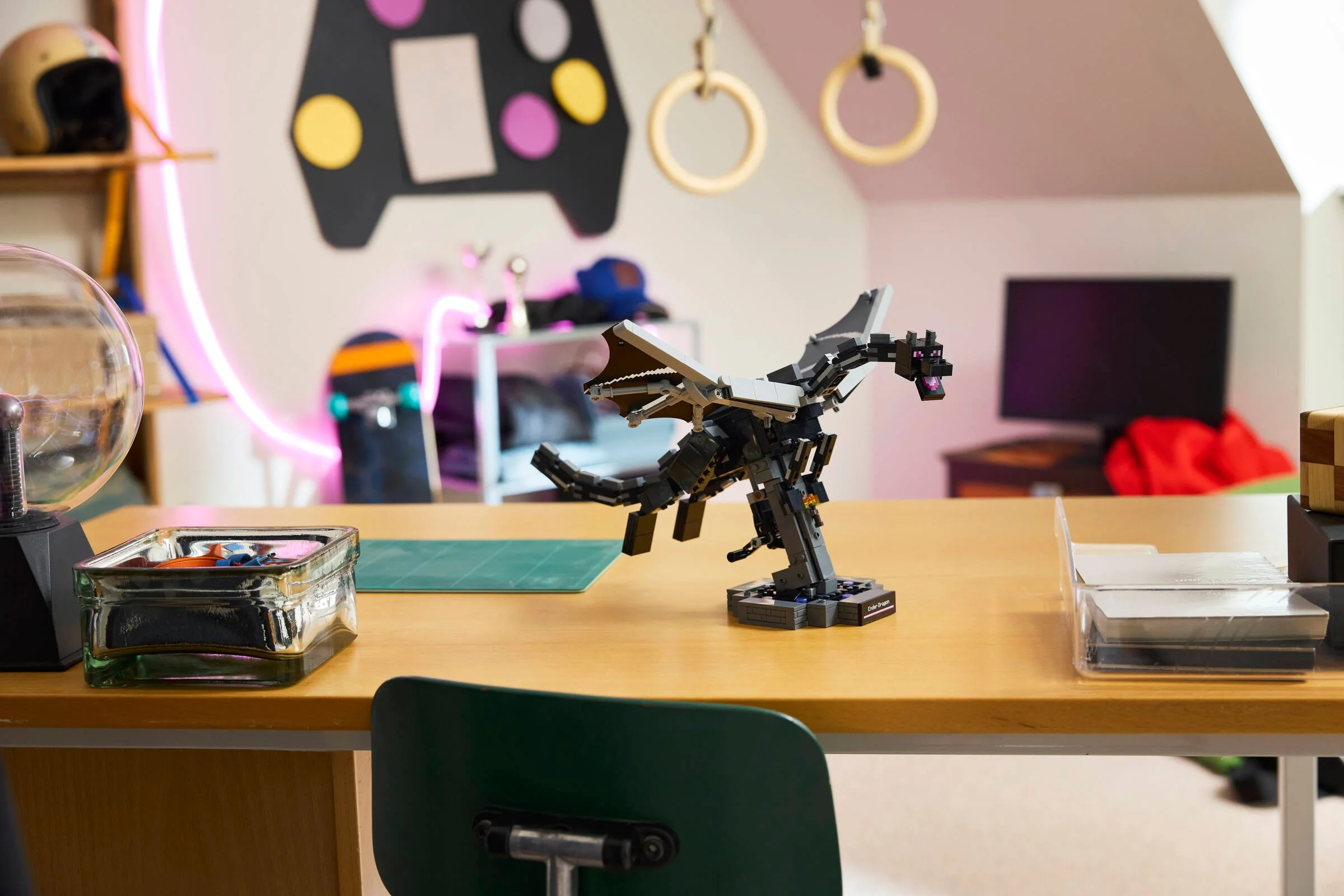 Ender Dragon LEGO Minecraft, aranjat pe un birou. Detaliile modelului sunt vizibile.