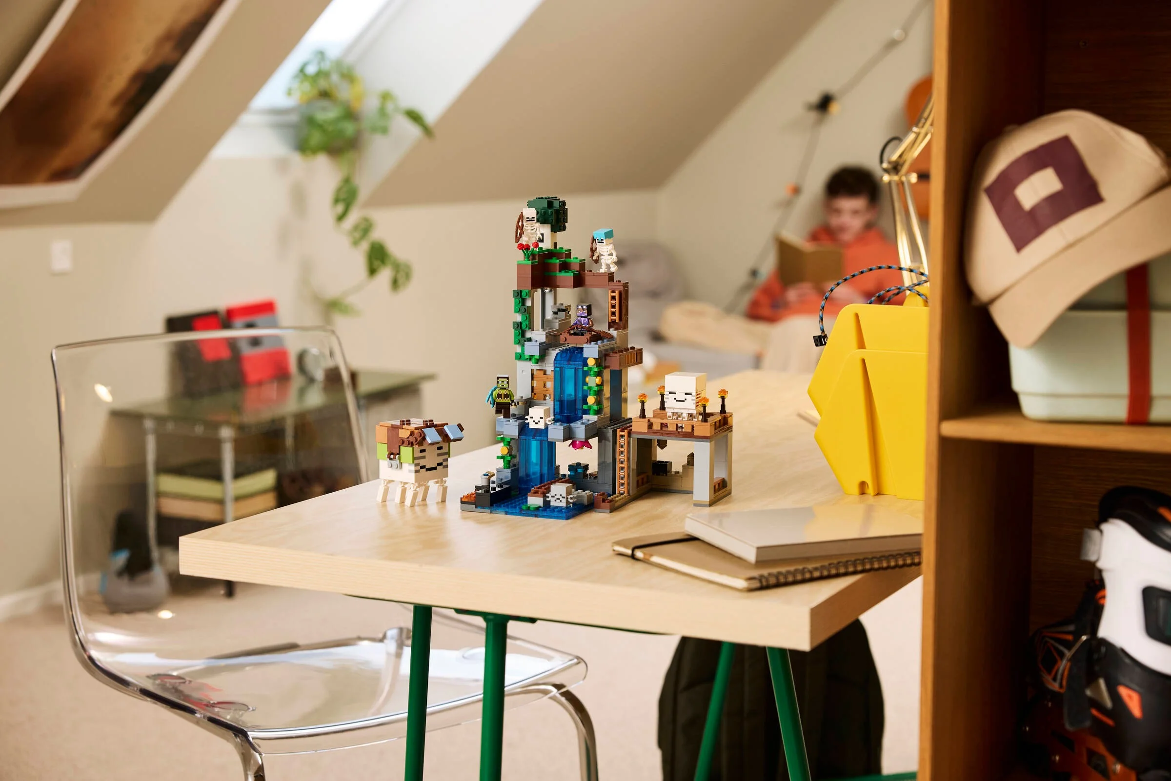 Setul LEGO Minecraft 21597 Ghast Station expus într-o cameră aerisită, cu lumină naturală.