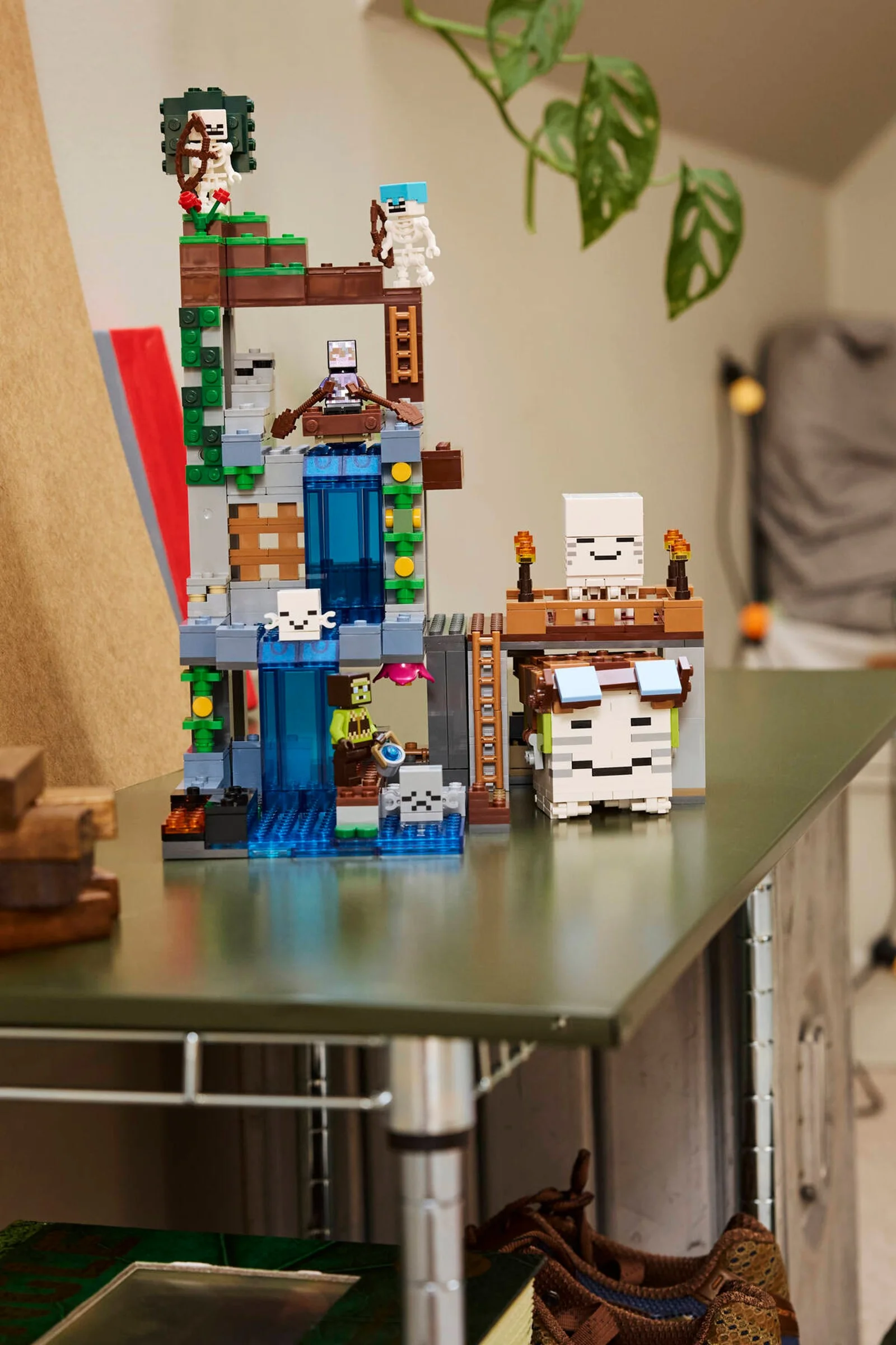 Stație LEGO Ghast Minecraft cu minifigurine și detalii de construcție prezentate.