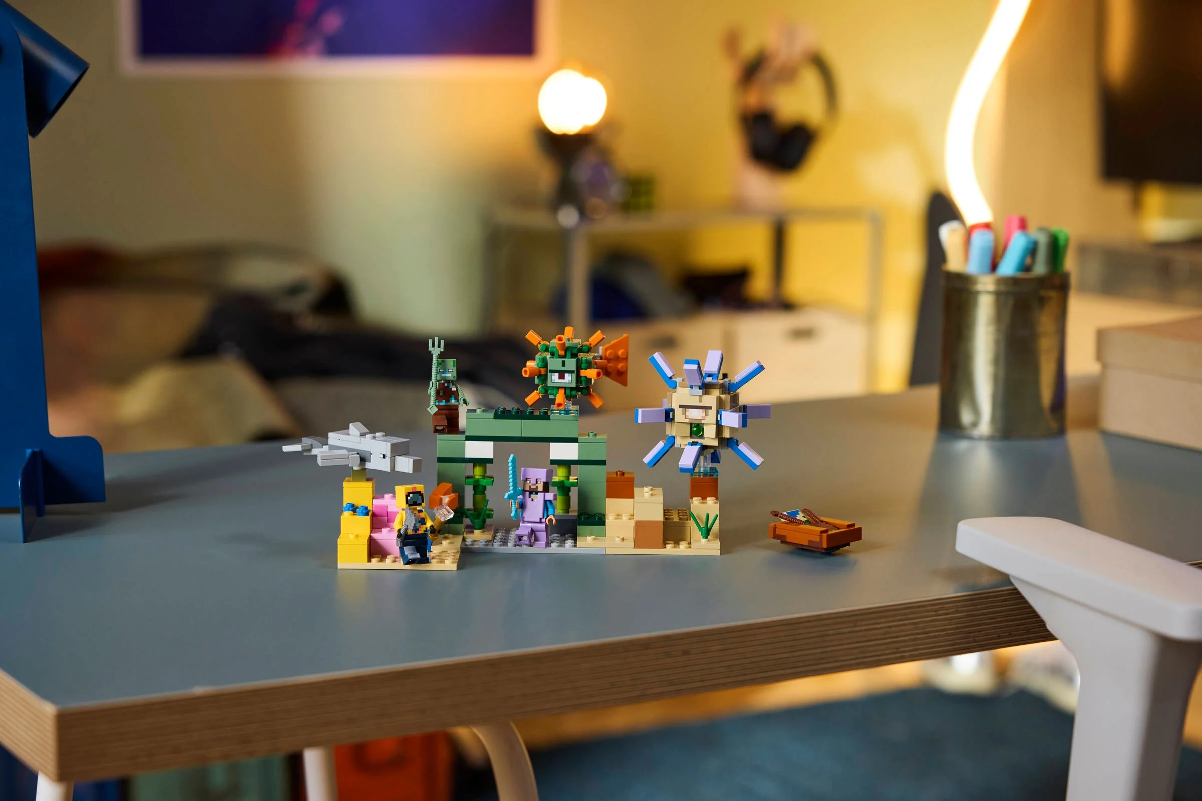 Imagine cu setul LEGO Minecraft 21598, Aventură Subacvatică, pe un birou modern.