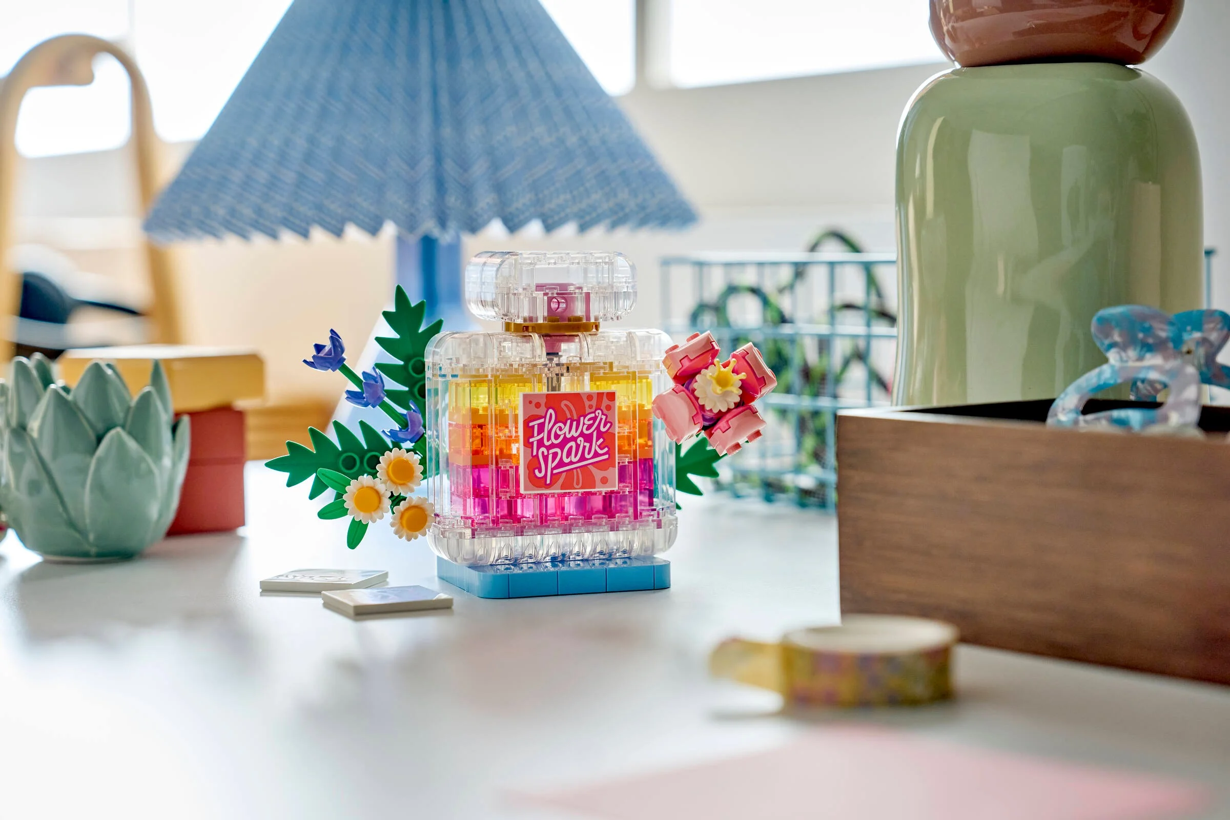 Prezentare a sticlei de parfum floral LEGO Creator 31383, detaliată și colorată.