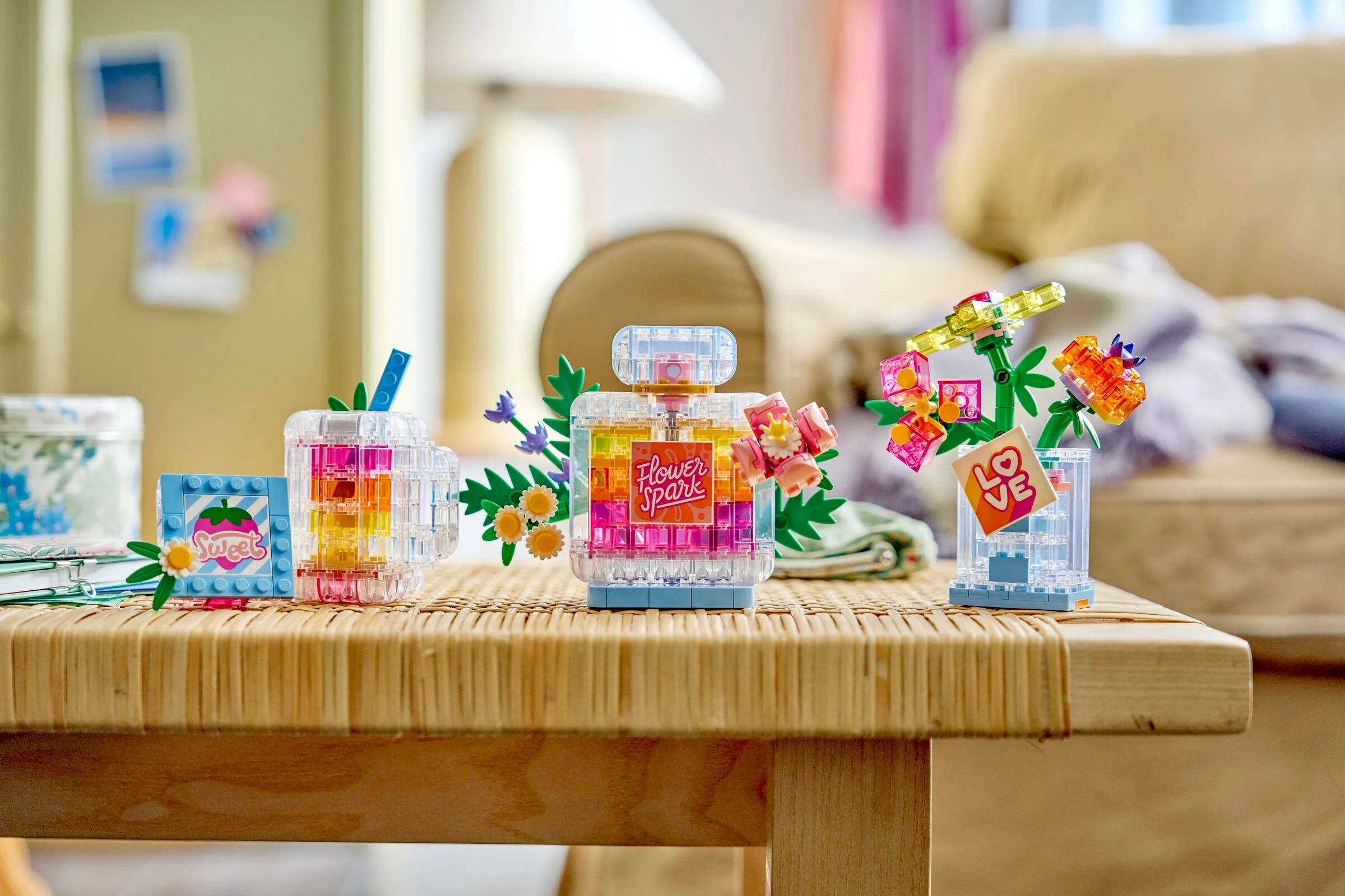 Imagine cu setul LEGO Floral Décor 31383, ce include flori și sticle de parfum.