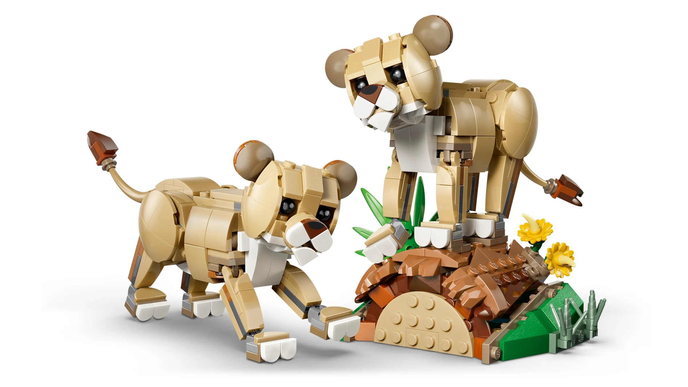 Imagine cu doi pui de leu construiți din LEGO, jucăuși și adorabili.