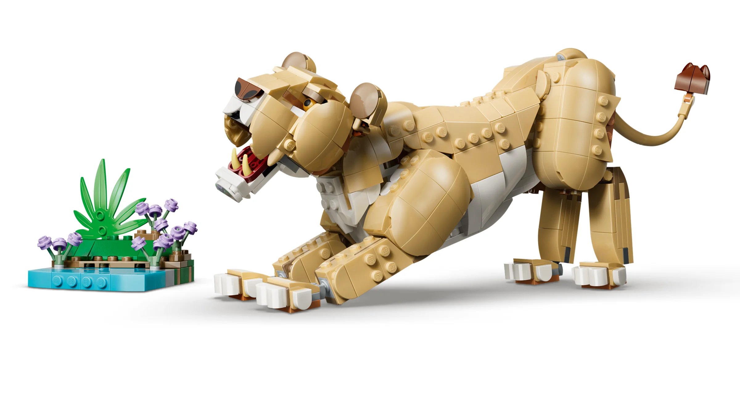 Leu LEGO Creator detaliat, în poziție de joacă, cu vegetație alăturată. Model atractiv.