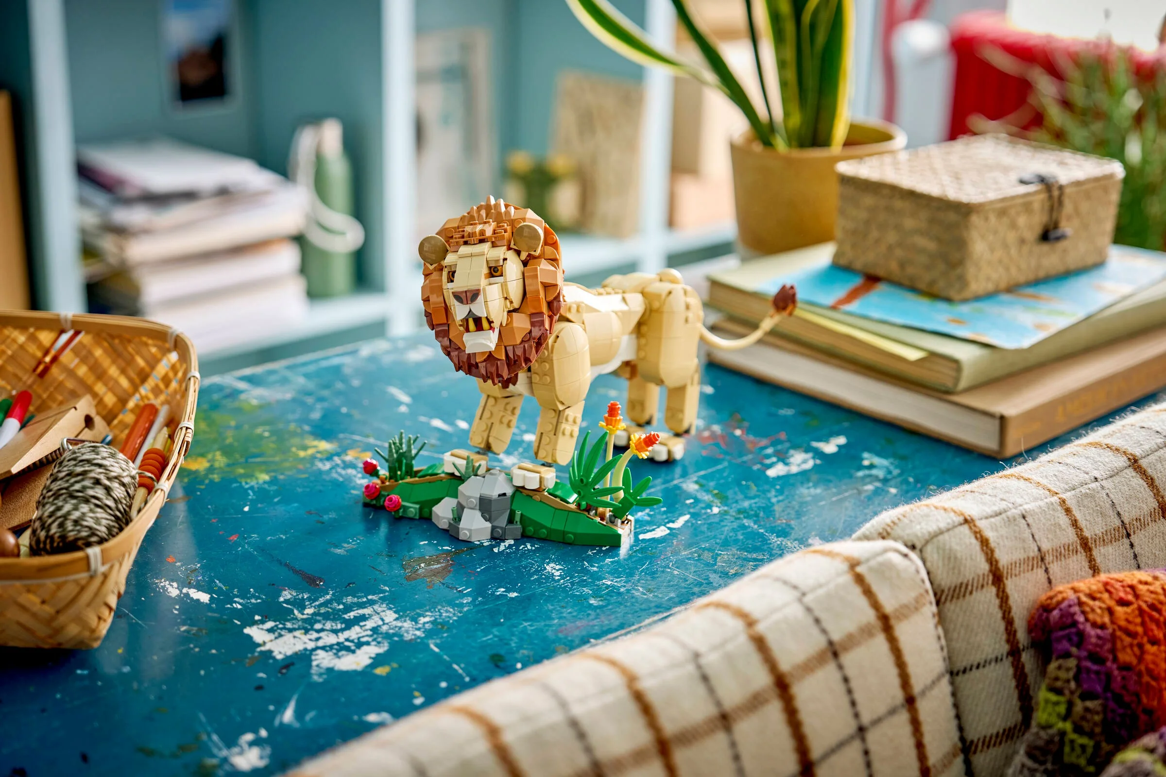 Model LEGO Leu maiestuos (31386) pe un fundal creativ, cu plante. Jucărie distractivă!