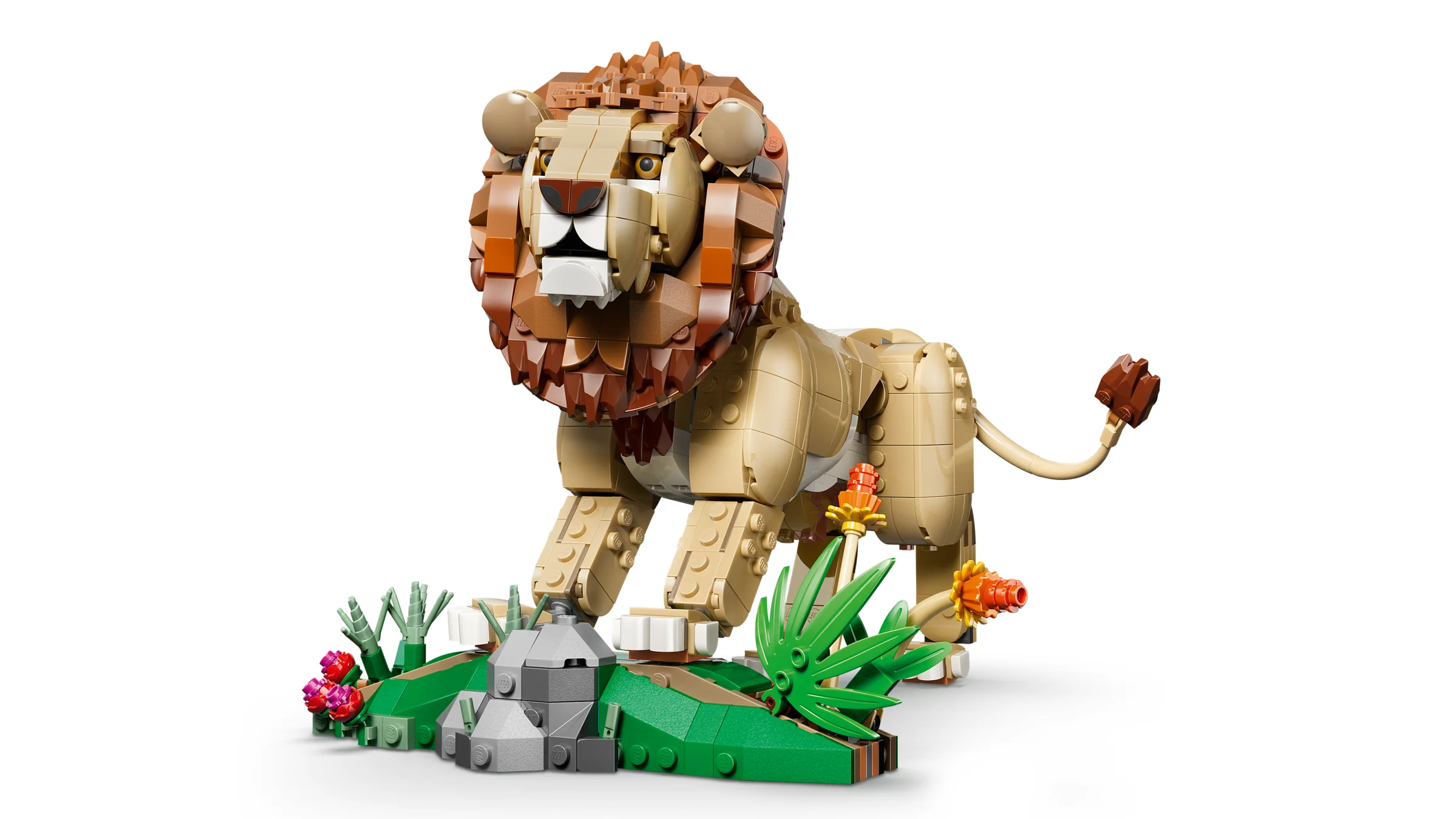 Leu LEGO majestuos, creativ și detaliat, stând pe o bază verde cu elemente florale.