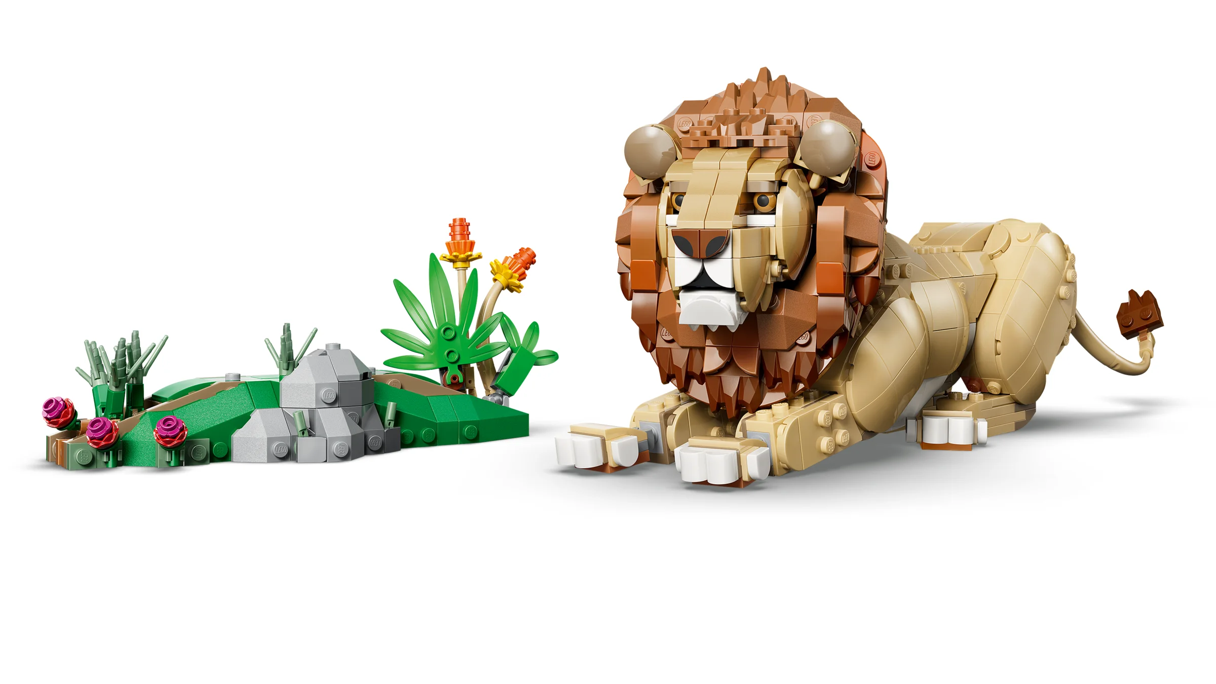 Leu măreț LEGO Creator 31386, alături de vegetație. Detaliile leului sunt bine evidențiate.