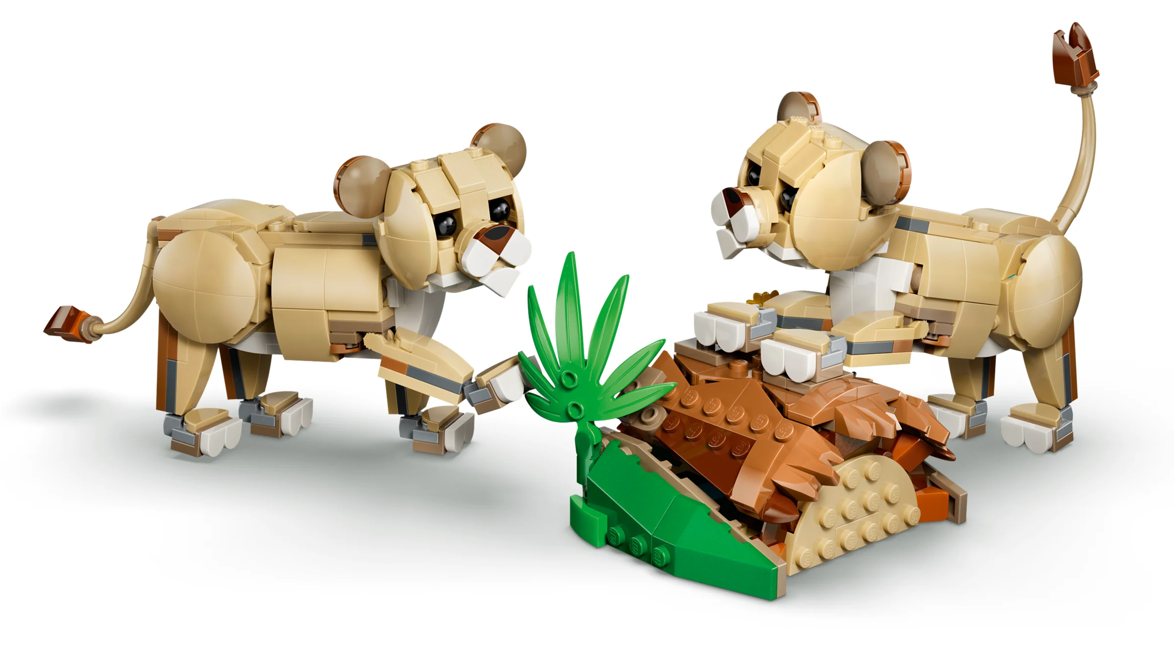 Imagine cu setul LEGO 31386 cu doi lei și o mică stâncă cu vegetație.