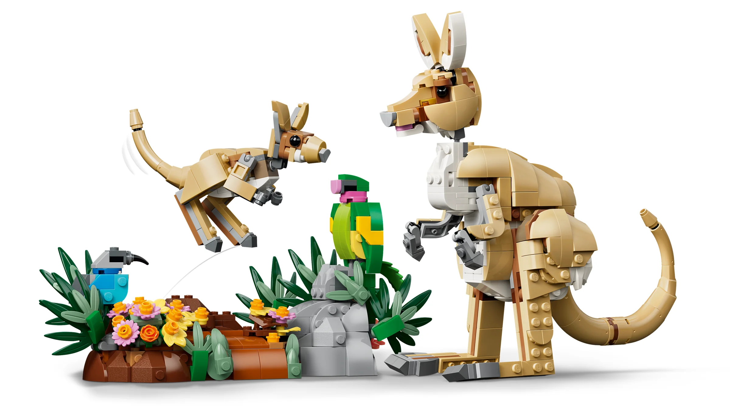 O familie de koala construite din LEGO, cu un papagal și vegetație tropicală. Un model atractiv.