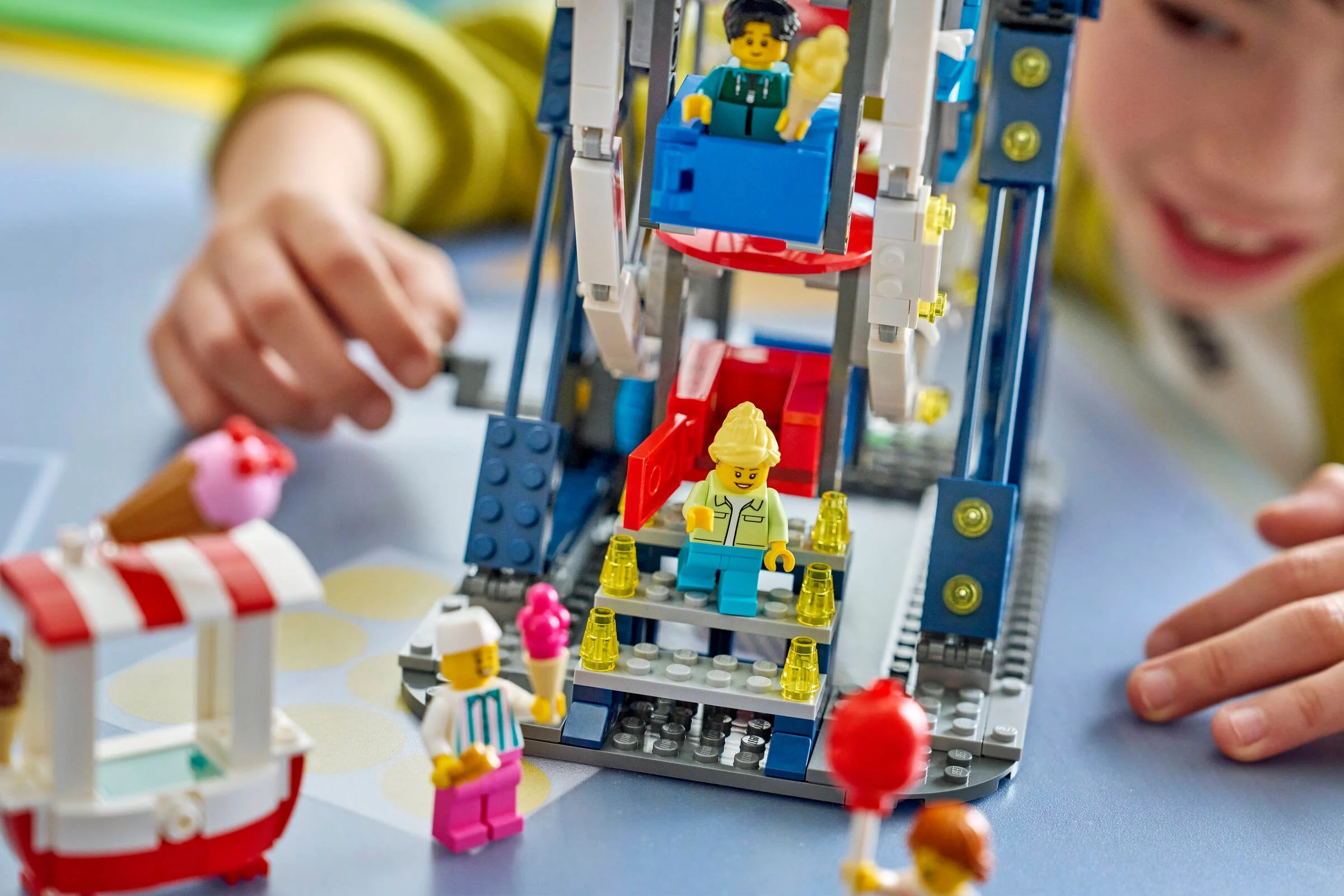 Roată iconică și tarabă de înghețată, set LEGO Creator, o experiență distractivă.