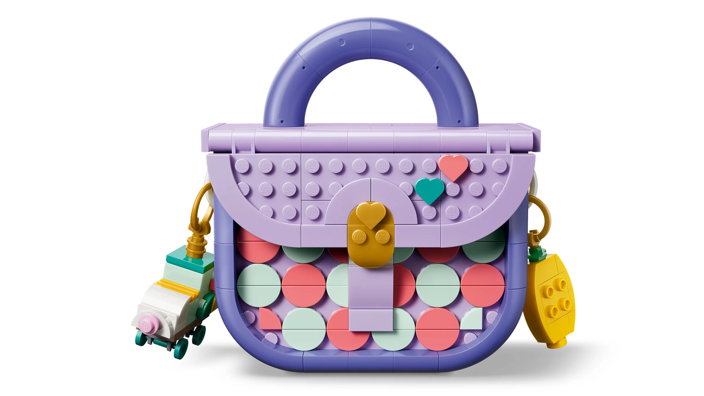 Imagine cu geanta LEGO mov, cu elemente decorative și două accesorii atârnate.