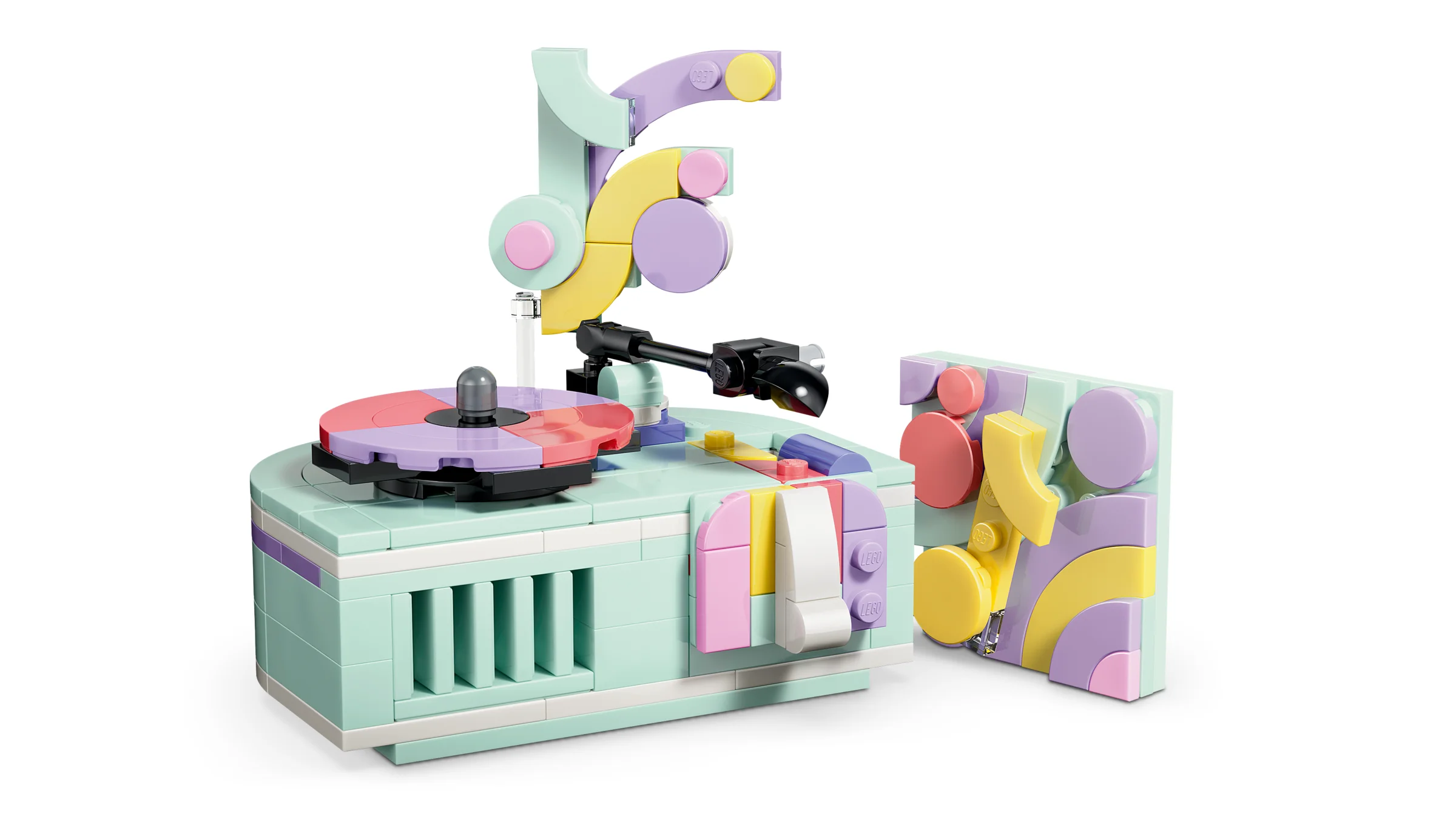 Model detaliat al unui pick-up și decor muzical din piese LEGO, în culori pastel.
