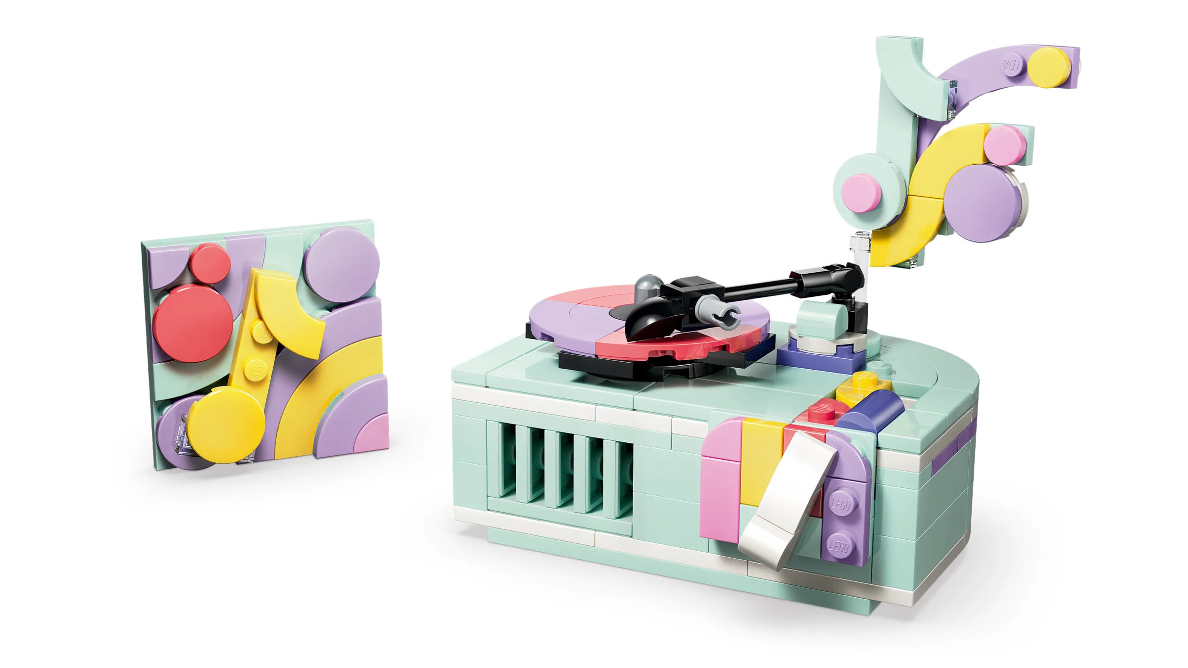 Imagine cu modelul LEGO 31392, un pickup și decor de perete abstract, în culori pastelate.