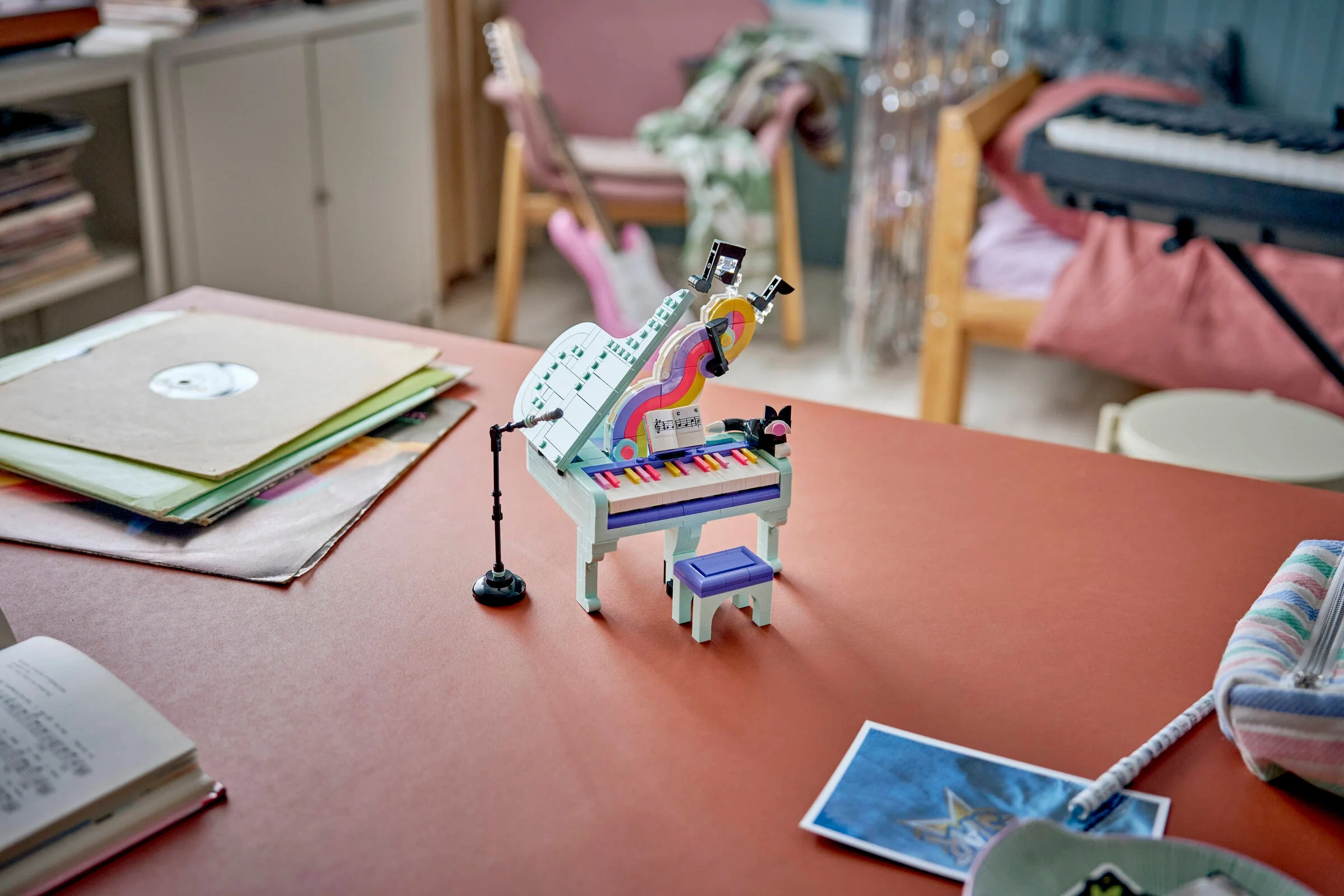 Pianul LEGO 31392, cu design vibrant și detalii muzicale, într-un decor creativ.