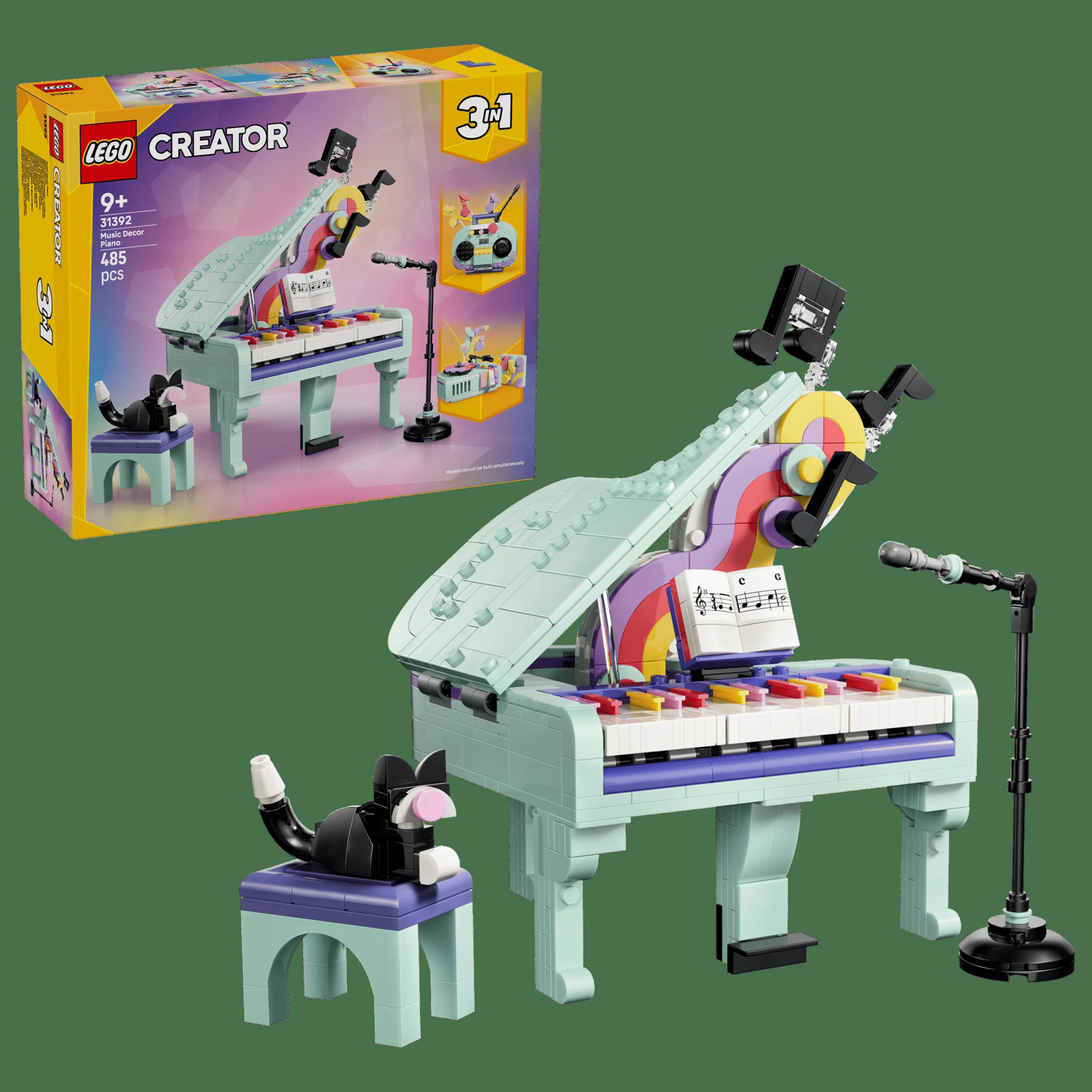 Imagine cu pianul LEGO 31392, pisică, microfon și cutia setului. Detaliu muzical și viu colorat.