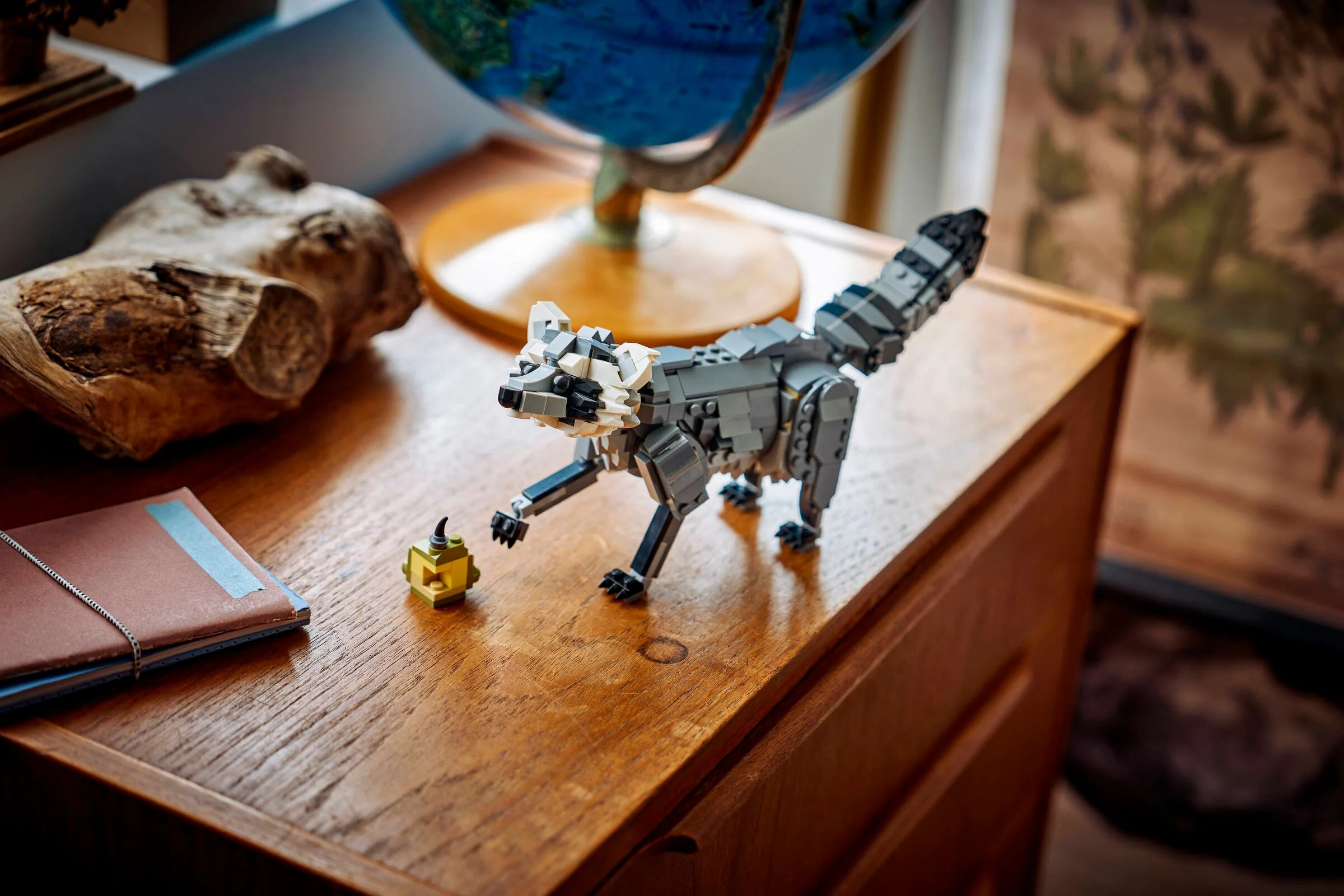 Lupul LEGO Creator interacționează cu o broască mică aurie, ambient plăcut.