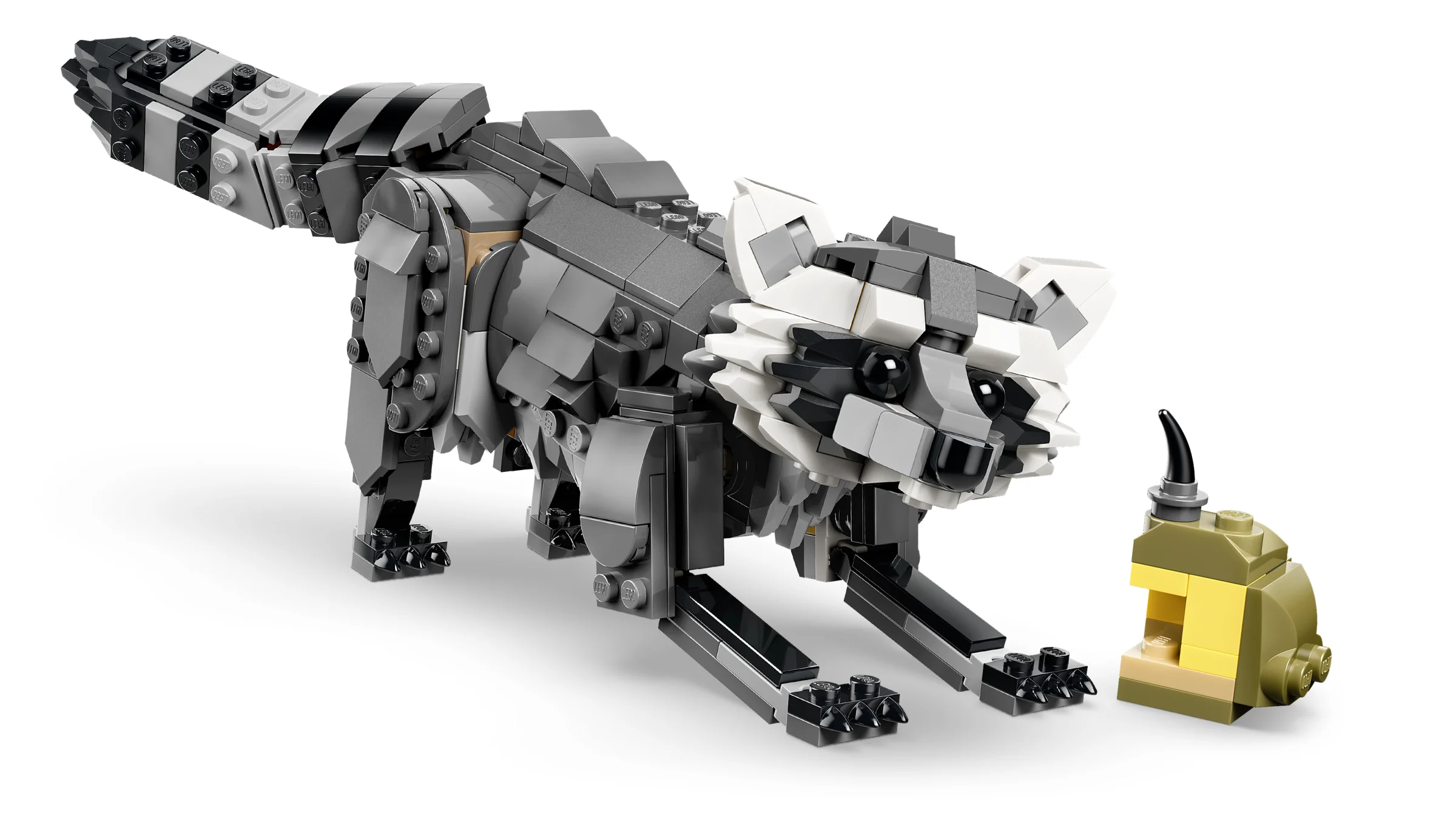 Lupul gri LEGO Creator, un model detaliat și realist, stă alături de o pradă simbolică.
