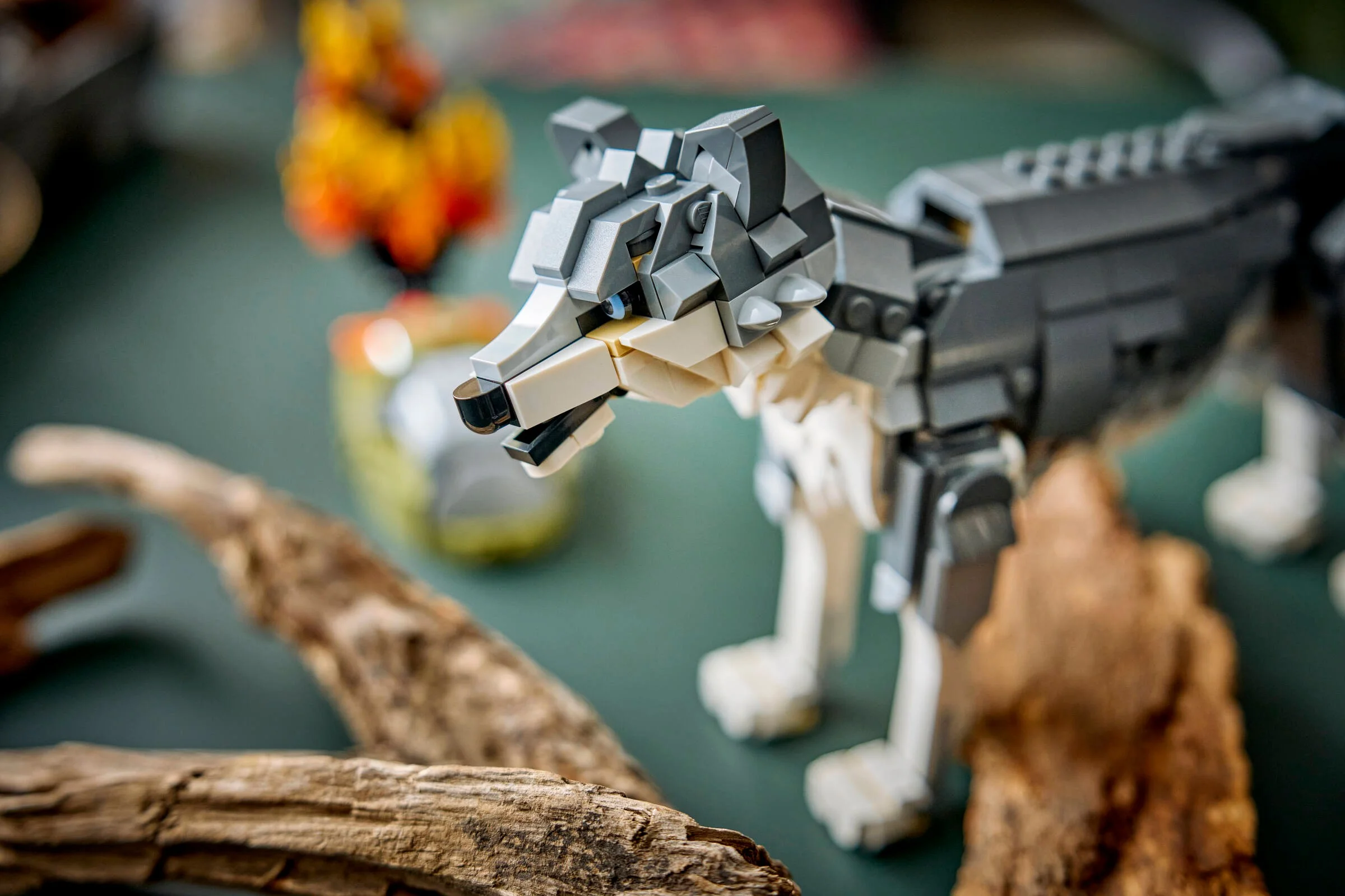 Lupul gri LEGO 31393, un model detaliat și realist construit din cărămizi LEGO.