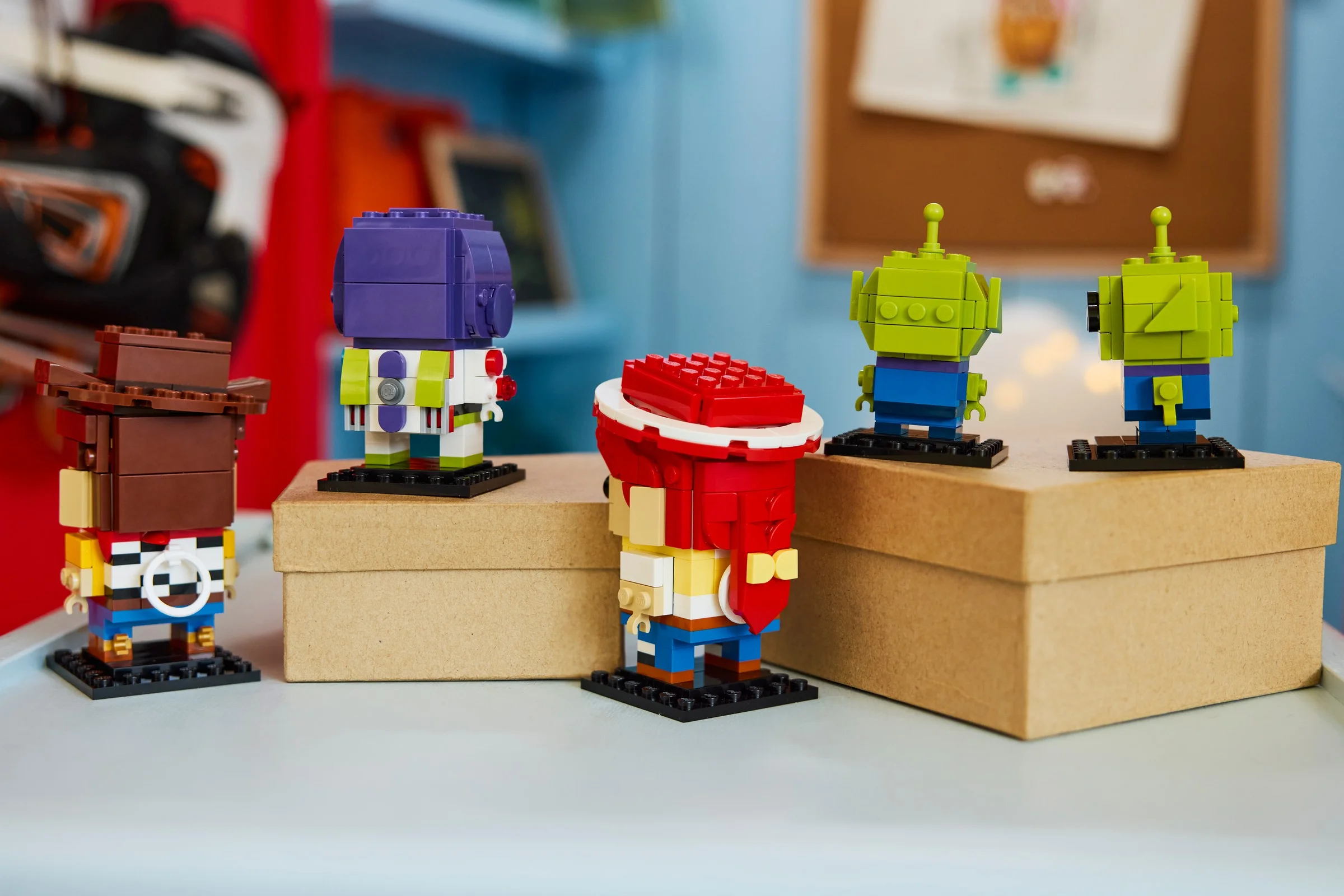 Imagine cu figurinele BrickHeadz Toy Story: Woody, Buzz, Jessie și extratereștri.