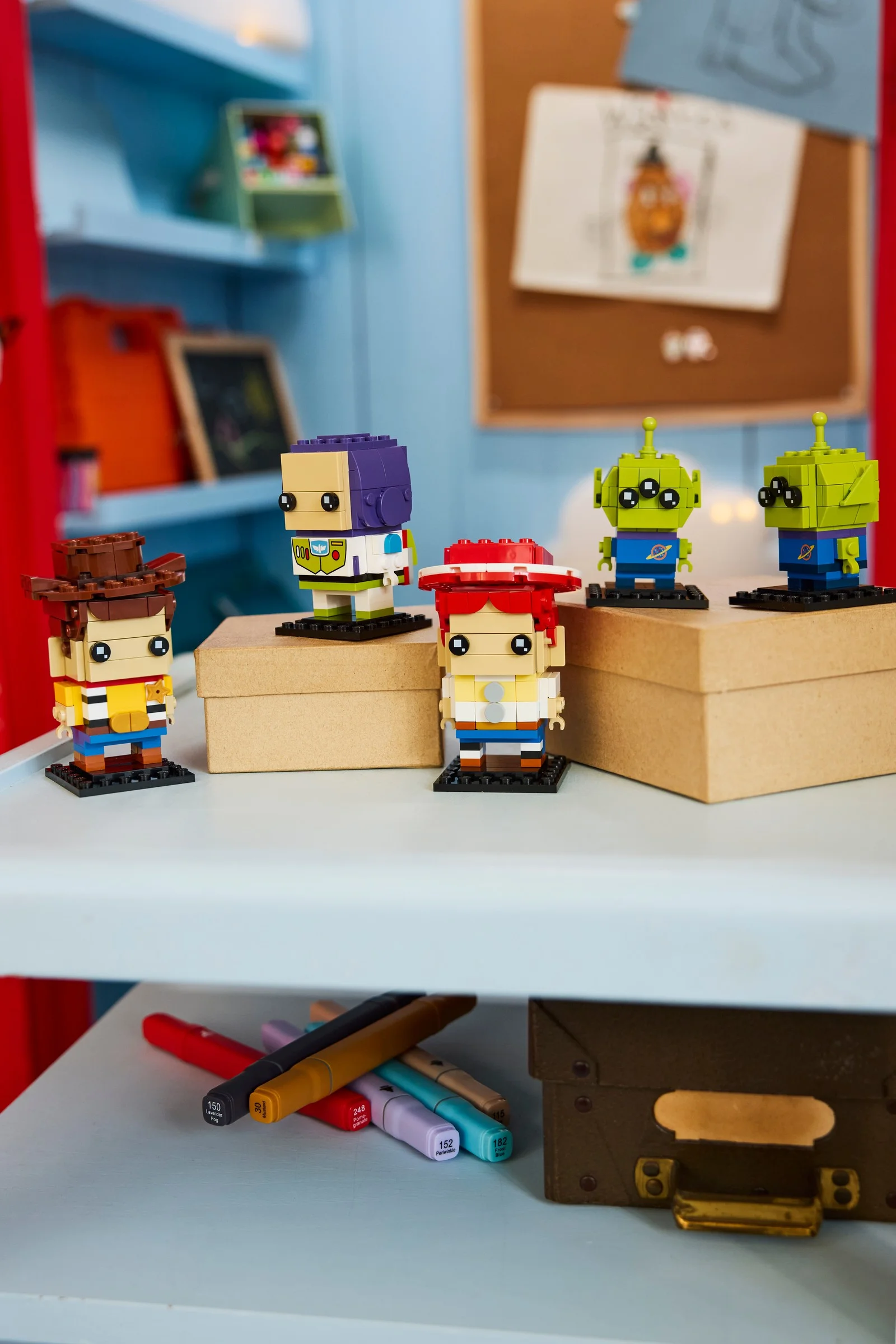 Setul LEGO BrickHeadz Toy Story cu Woody, Buzz, Jessie și extratereștrii stând pe cutii.