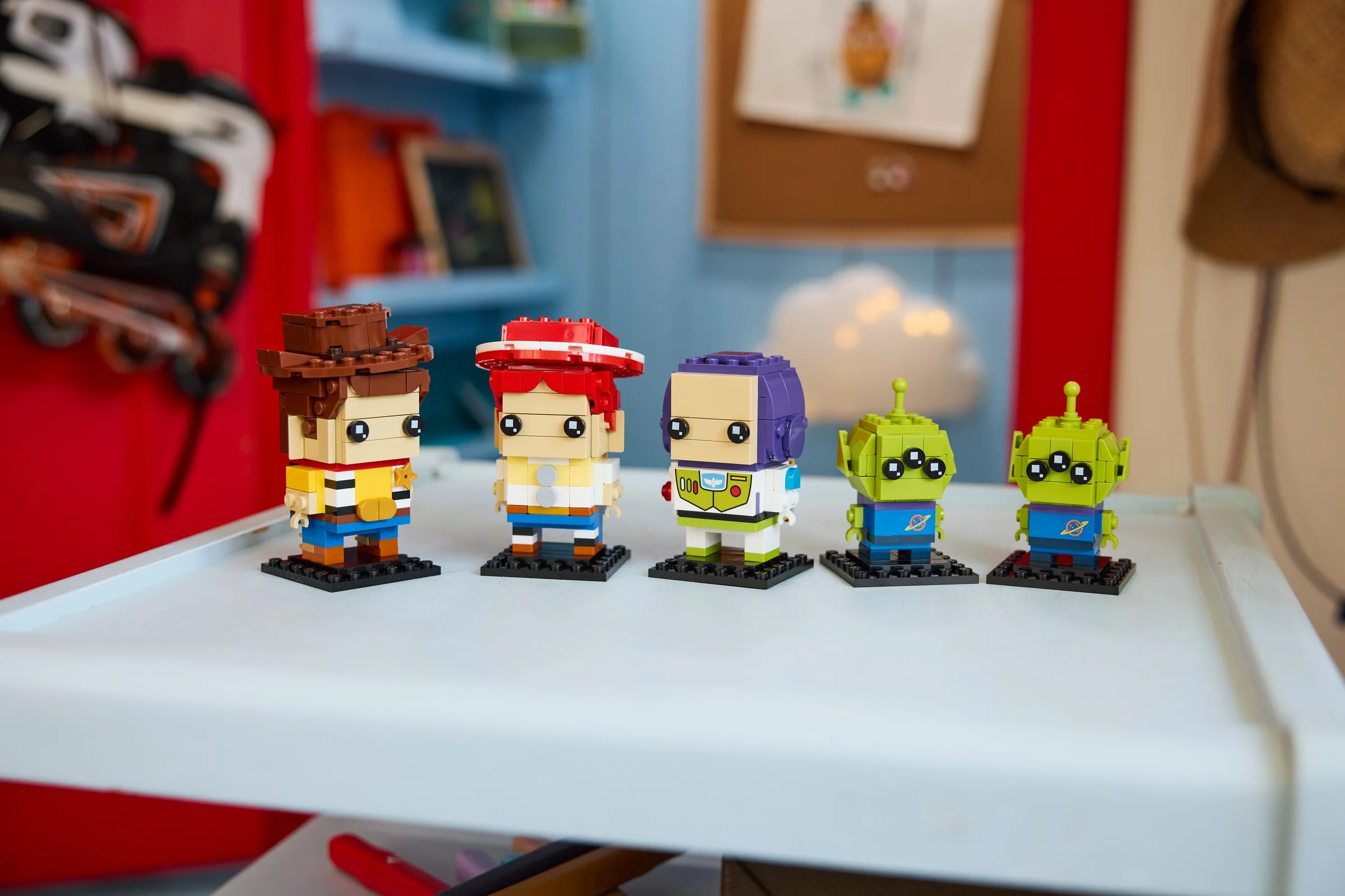 Imagine cu toate cele 5 figurine BrickHeadz Toy Story asamblate, prezentate pe un fundal colorat.